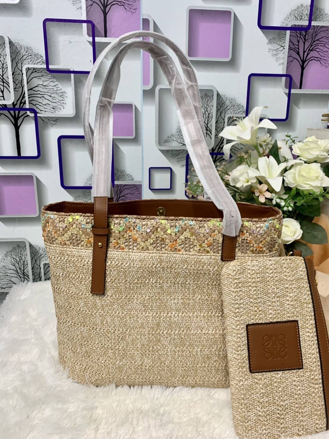 LOEWE TOTE BAG VIP GIFT WITH PURCHASE (GWP) พรีเมี่ยมกิ๊ฟ Limited Edition จาก LOEWE PERFUME DUTYFREE COUNTER วัสดุ Textile Canvas & CalfSkin งานสวยหรู รูปทรงวินเทจมาพร้อม Clutch ใบเล็กเข้าชุด ซื้อ 1 ได้ถึง 2 ด้านหน้าปักโลโก้แบรนด์ LOEWE ผ้าเนื้อหนาใช้งานท