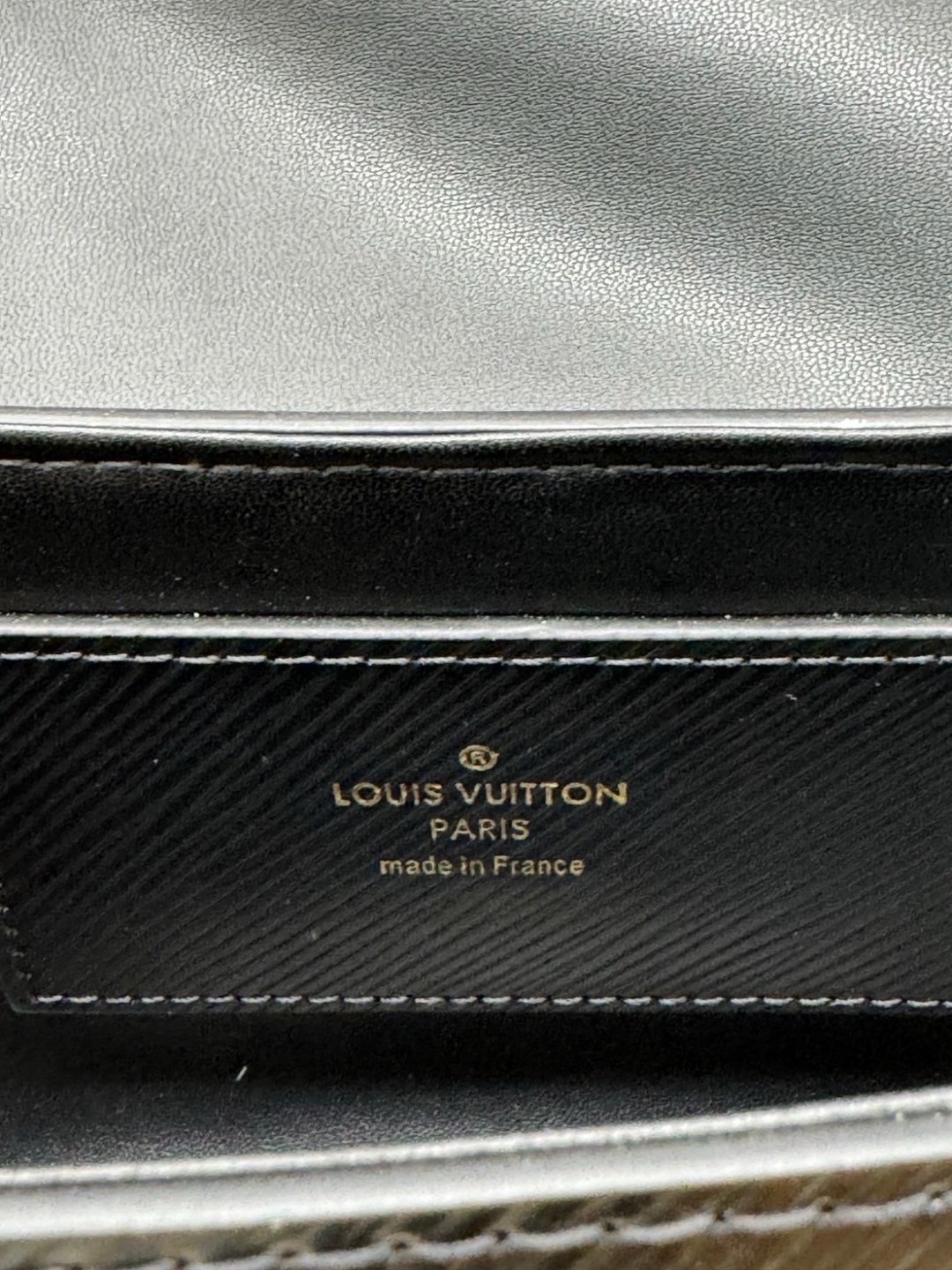 ORI หนังแท้ | LV Twist West Bag กระเป๋าสะพายหนัง Epi ลายเกรน สุดคลาสสิกมาดีไซน์ใหม่ในรูปทรงยาวเผยลุคมีระดับเหนือกาลเวลา ความหรูหราเข้ากับสตรีตสไตล์