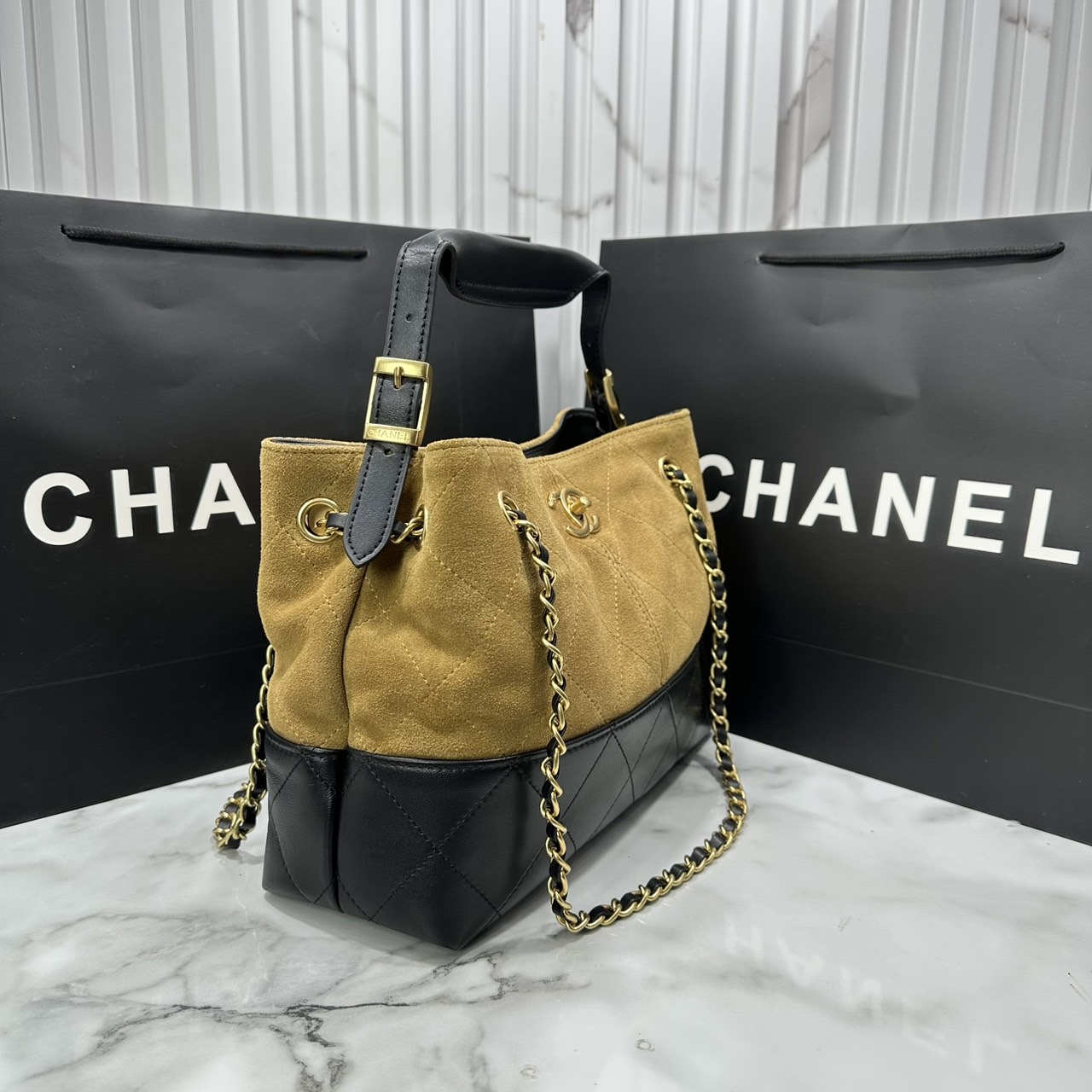 ORI หนังแท้ | CHANEL Shopping Bag 25A Suede Bag กระเป๋าช้อปปิ้งทรงโท้ทหนังกลับสีทูโทน ในคอล Métiers Dart 2024/25 ดีไซน์ใหม่หนังกำมะหยี่โทนน้ำตาล ใช้งานง่าย