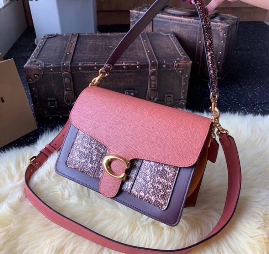 OUTLET 】COACH Tabby Shoulder Bag พร้อมส่งที่ไทย A modern take on an archival 1970s Coach design, our structured Tabby shoulder bag is crafted in polished pebble leather. Finished with our Signature hardware for an iconic touch, the versatile silhouette fe