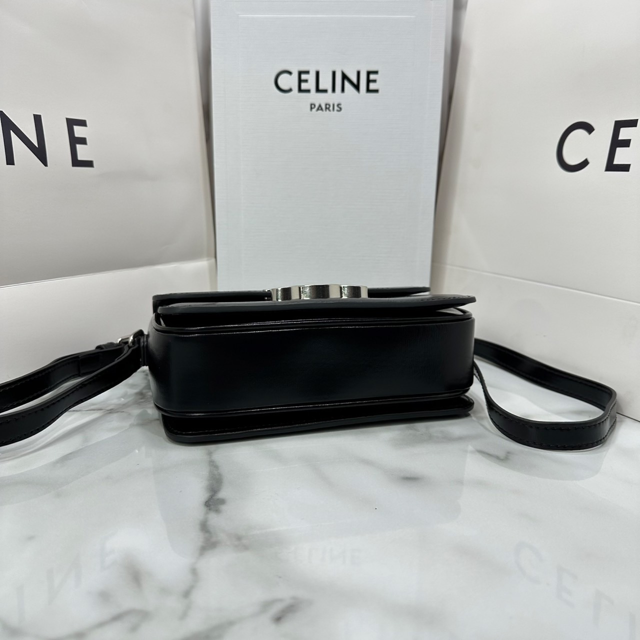 ORI หนังแท้ | 7" CELINE TRIOMPHE TEEN BAG in glossy leather กระเป๋าสะพายรุ่นยอดนิยม ถ่ายทอดให้เห็นถึงแก่นแท้ของสไตล์แบบ CELINE งานหนังเรียบเงาสวยหรูหรา