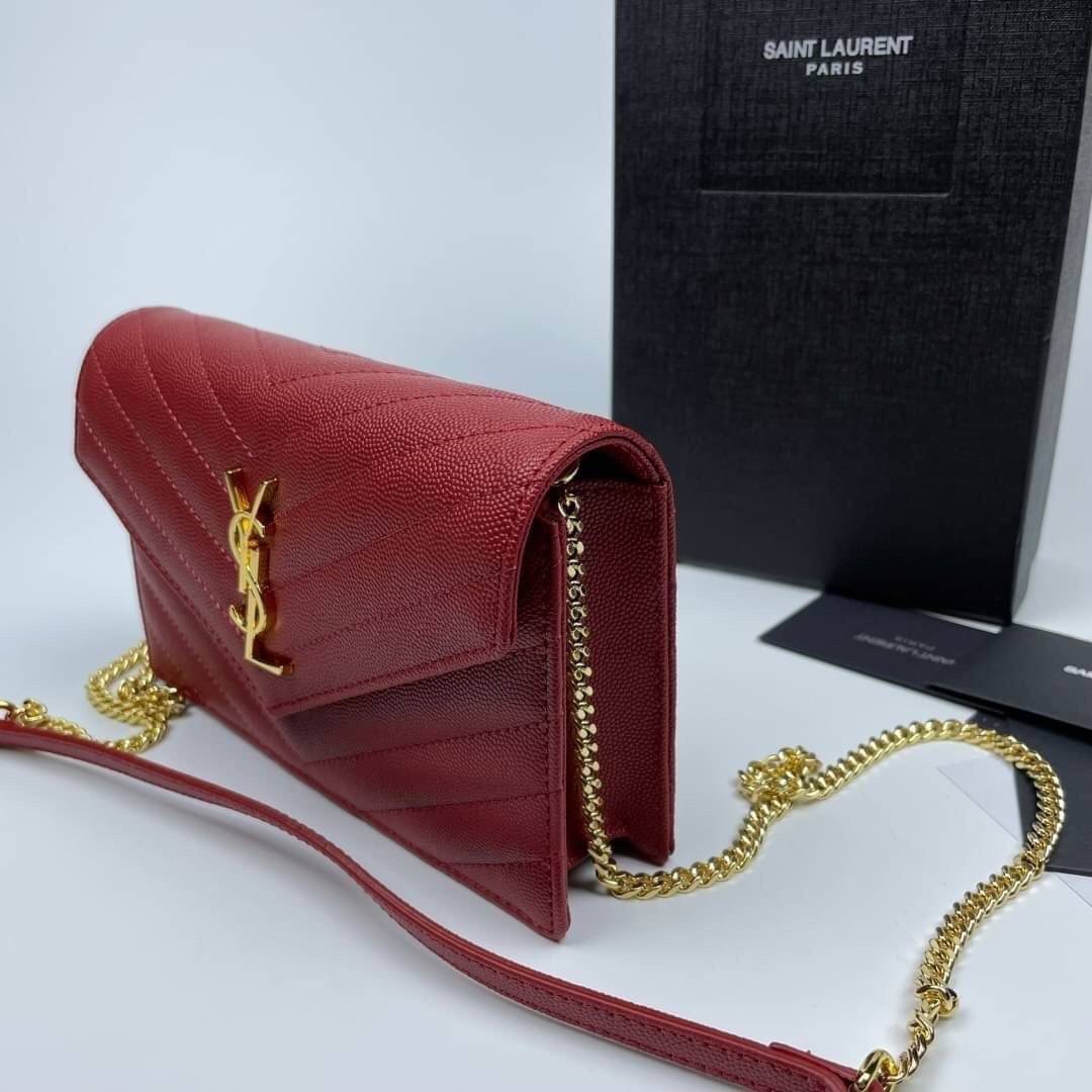 หนังแท้ YSL Yves Saint Laurent Envelope WOC 7.5” รุ่นฮอตปรอทแตก ทรงฐานตั้งได้ เป็นการดีไซน์กึ่งกระเป๋าสตางค์ ที่มาพร้อมสายสะพายยาว (เป็นสายโซ่ที่ต่อกับหนัง) สายถอดได้ (ปรับระดับไม่ได้) ถือเป็นคลัชก็สวยมากเลยค่ะ เป็นอีกหนึ่งรุ่นที่ให้ความรู้สึกเรียบแต่โก้ห