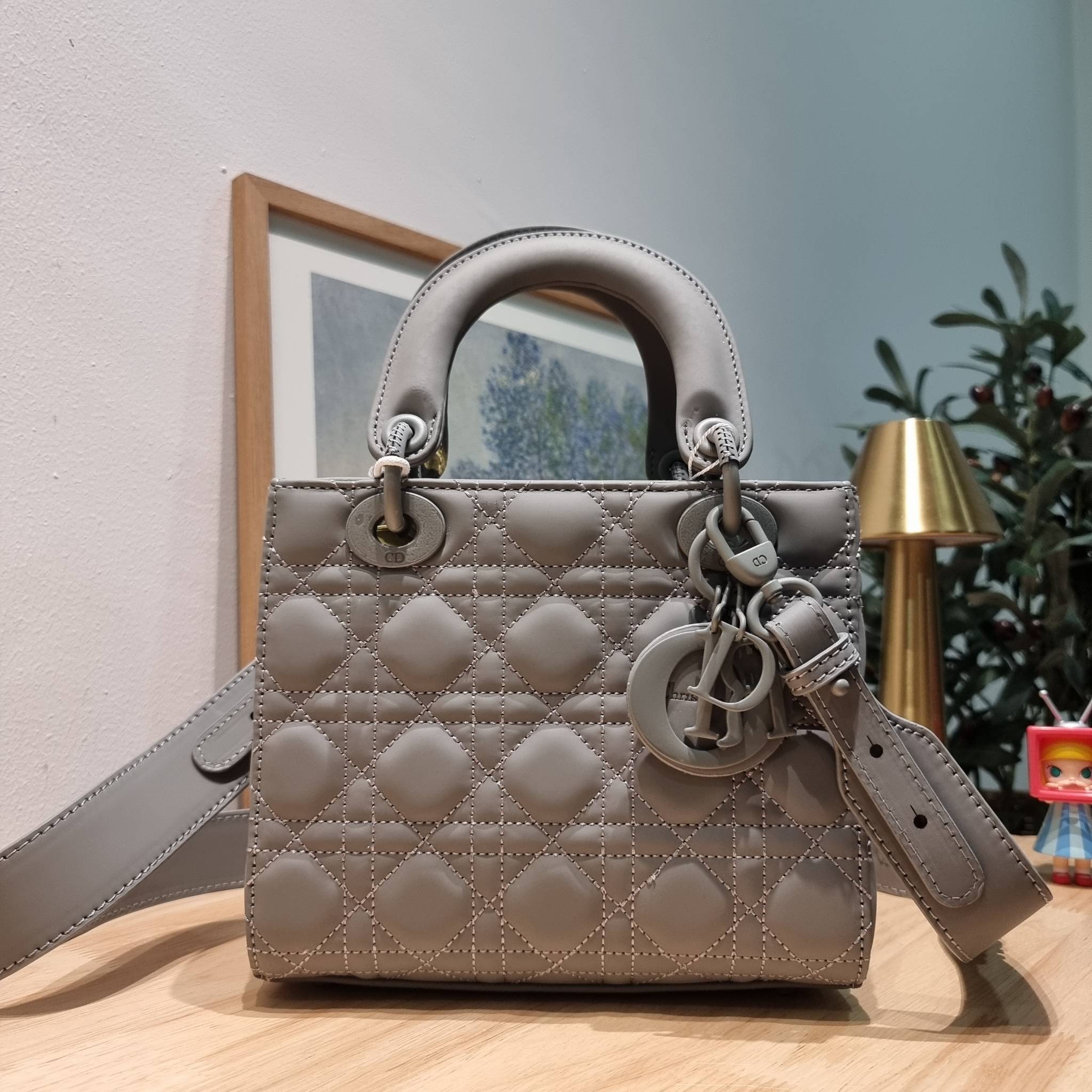 SMALL LADY DIOR MY ABCDIOR BAG Ultramatte Cannage Calfskin / CD LADY ULTRAMATTE BAG พร้อมส่ง กระเป๋าสะพายข้าง ดีไซน์เรียบง่าย แต่แฝงไปด้วยความหรูหรา ทรงกล่องคลาสสิค โดดเด่นด้วยพวงกุญแจอะไหล่สีเดียวกับตัวกระเป๋า ผิวแมทท์ ลายเส้นซ้อนทับสวยงาม