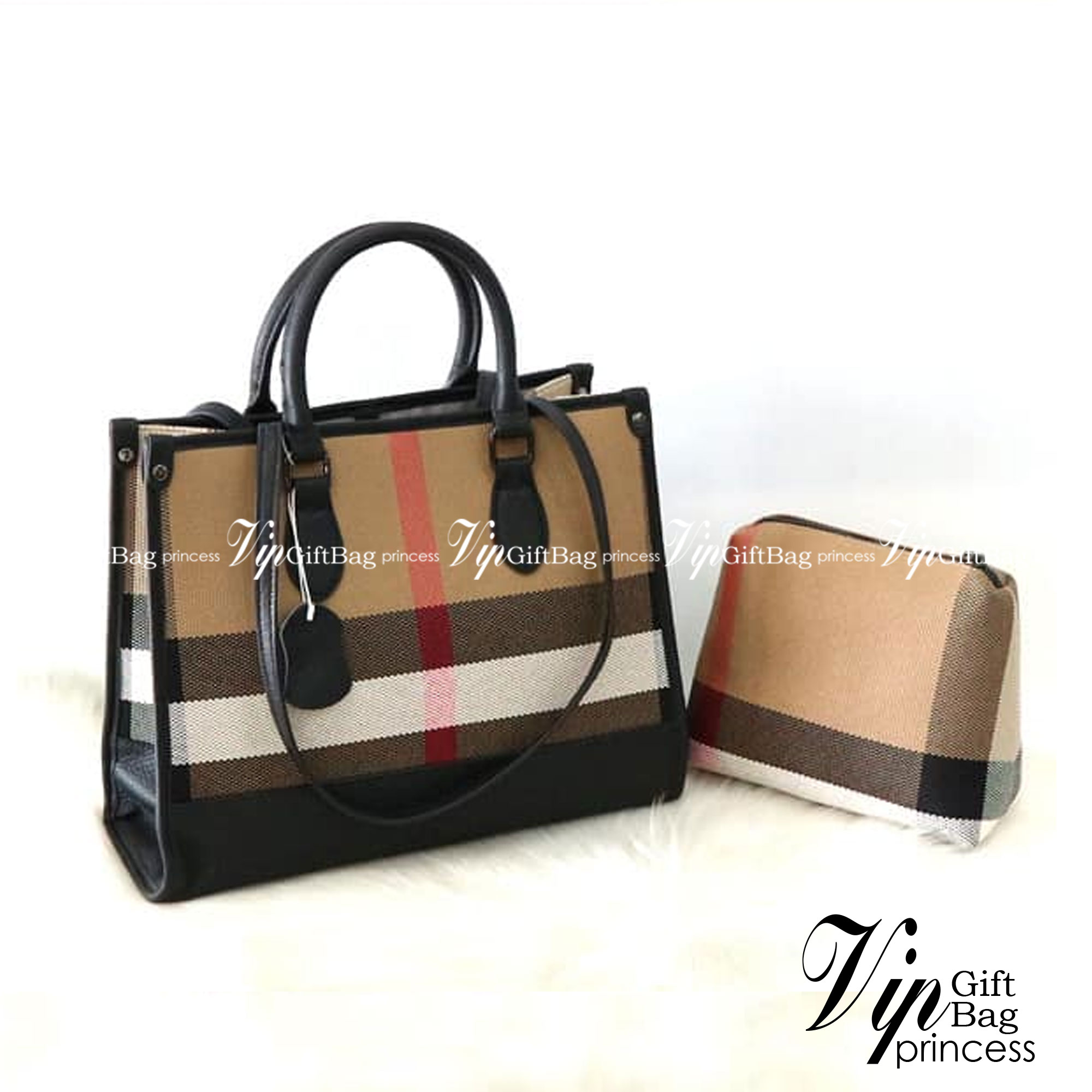 BURBERRY TOTE VINTAGE BAG / Burberry Crossbody Bag กระเป๋าสะพายทรงโท้ทลายวินเทจ สวยคลาสสิก จุของได้เยอะมาก มาพร้อมใบเล็ก รุ่น unisex ใช้ได้ทั้งชาย/หญิง โทนสีใช้งานง่าย หลายโอกาส วัสดุหนังและ Canvas อย่างดี สวยอยู่ทรง ภายในโล่งกว้าง ไอเท็มแนะนำ Must Have! 