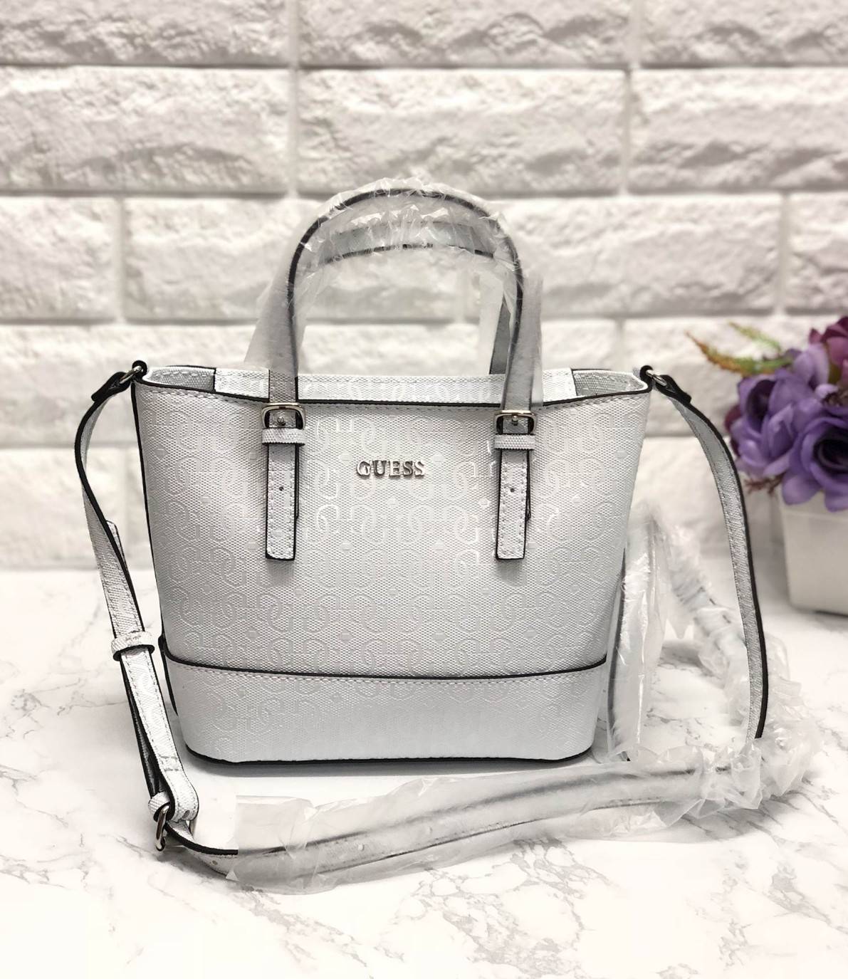 GUESS BALDWINPARK MINI CROSSBODY BAG พร้อมส่ง กระเป๋าถือหรือสะพาย วัสดุหนังแก้วอย่างดี หนังนิ่ม น้ำหนักเบา ตัวกระเป๋าลาย G ทั้งใบสวยมากค่ะ เปิดปิดกระเป๋าแบบซิป ภายในโล่ง ใส่ ipad mini ได้ มีช่องเล็กให้ใส่ของจุกจิก ซับในเป็นผ้าลายแบรนด์ สายสะพายถอดออกไม่ได