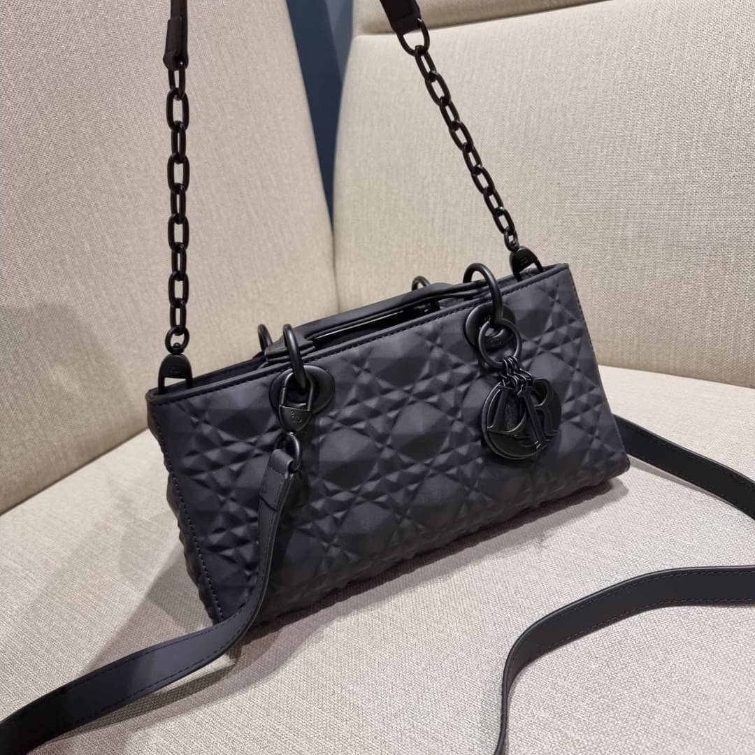 พร้อมส่ง DIOR LADY D-JOY BAG Cannage Calfskin with Diamond Motif / CD LADY D-JOY BAG ดีไซน์ใหม่ อัพเลเวลความหรู กับกระเป๋าสะพายข้างที่รอบนี้ดีไซน์รูปทรงโฉมใหม่ ใช้งานง่ายขึ้น สะดวกใช้มากขึ้น
