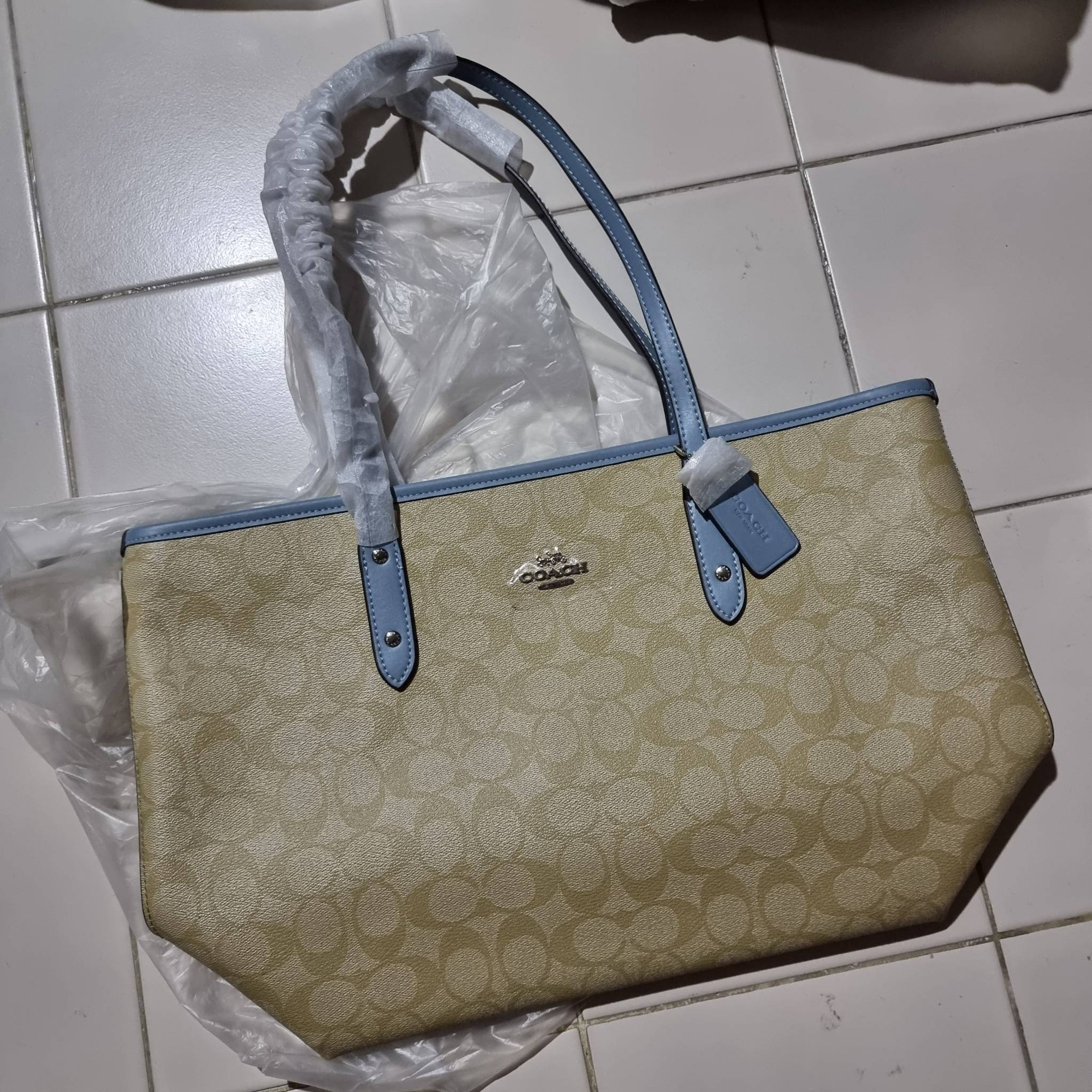 OUTLET 】COACH F58292 CITY ZIP TOTE IN SIGNATURE 16" รุ่นขายดี!! ไซส์ใหญ่ สีสวยมาให้แบบจัดเต็ม!! กระเป๋าถือทรงโท้ทใบใหญ่ สวยน่าใช้ทุกสี สะพายคล้องไหล่ได้เก๋ๆ จุของแน่นๆไปเลยจ้า!! วัสดุหนังแคนวาสคุณภาพ ปากกระเป๋าเปิด-ปิดด้วยซิป กันของหล่นได้ ถือไปไหนก็