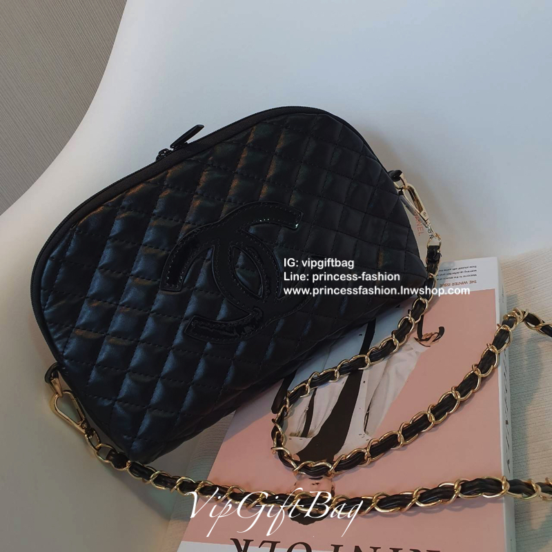 Chanel Clutch Bag With Chain VIP Gift ของแท้จาก Chanel Perfume Counter รุ่น Limited วัสดุหนังเรียบลายตารางเปิดปิดด้วยซิปแบรนด์อะไหล่ทอง ขนาดกำลังดี น้ำหนักเบา ภายในมีโลโก้และช่องซิป มาพร้อมสายสะพายโซ่ร้อยหนังถอดออกได้ ใส่กระเป๋าสตางค์ยาว + มือถือได้ทุกรุ่