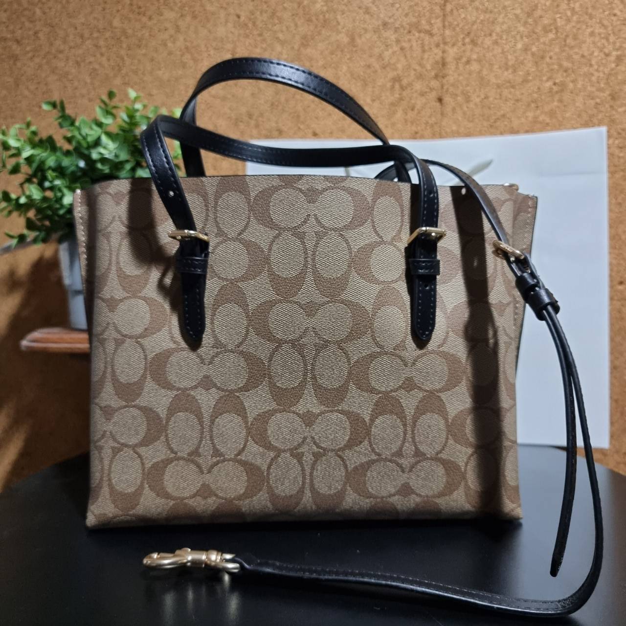 COACH C4250 MOLLIE TOTE 25 IN SIGNATURE CANVAS น้องมาแล้วจ้าาา ใหม่ล่าสุด กระเป๋าโท้ทไซส์เล็กที่สาวๆตามหา ดีไซน์คลาสสิคเหมือนเดิม เพิ่มเติมคือสะดวกขึ้นเยอะ!! ย่อส่วนมาจากใบใหญ่เป๊ะๆ น่ารักน่าใช้มากๆ วัสดุหนังแคนวาสเคลือบลาย ภายในโล่งกว้าง มีช่องซิปกลางใส่