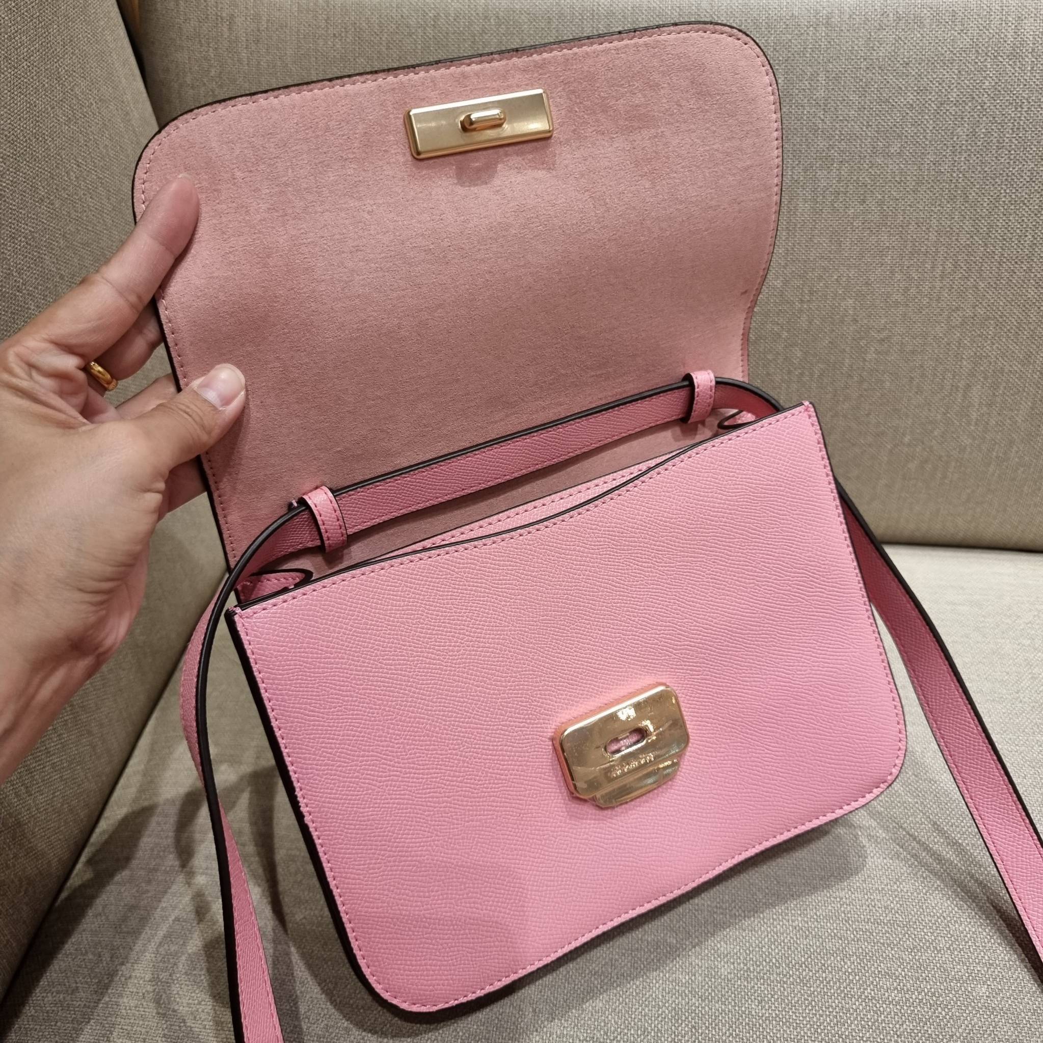 COACH C5632 BRYNN FLAP CROSSBODY แซ่บที่สุด ใหม่ที่สุด!! คอลเลคชั่นใหม่!! มองยังไงก็หลงรักละสายตาไม่ไหว กระเป๋าสะพายข้างลุคไฮน์ ที่ดีไซน์ออกมาได้ปัง และดูแพงมากๆ ด้วยดีเทลคลาสสิค รูปทรงใช้งานง่าย เรียบๆแต่มีดีเทล วัสดุหนัง crossgrain สวยคม!!! เปิด-ปิดด้วย