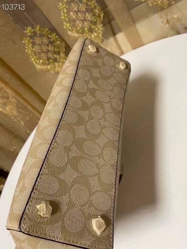 COACH Tote in Signature Canvas Bag กระเป๋าสะพายทรงช้อปปิ้ง สายกระเป๋าเป็นหนังสลับโซ่ทองสวยงาม เพิ่มความหรูหรา ภายในโล่งกว้างใส่ของได้เยอะมาก วัสดุ Canvas เคลือบลายซิกเนเจอร์และหนัง พร้อมซิปกลางเก็บของได้มิดชิดเลยค่ะ มี 3 สี น้ำตาล ดำ ขาว