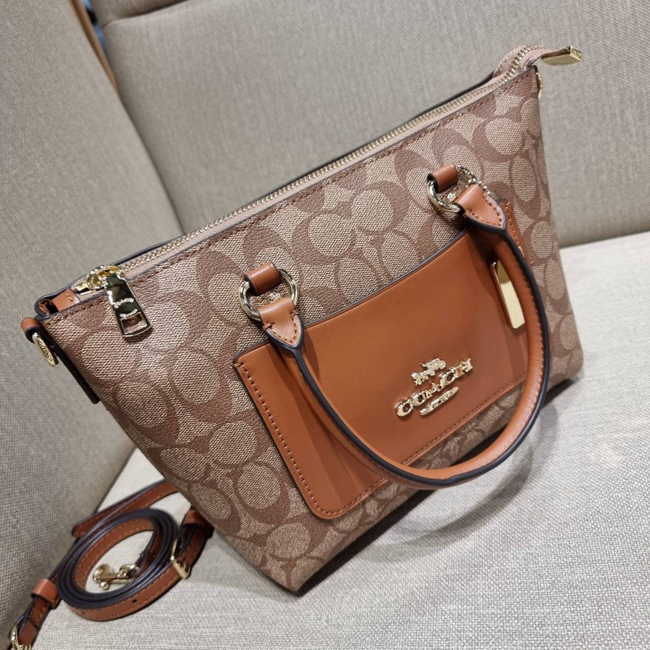 COACH F38089 MINI EMMA SATCHEL IN SIGNATURE CANVAS รุ่นหายาก รุ่นที่สาวๆตามหา จัดมาให้สมกับที่รอคอยกันไปเลยจ้า!! เป็นรุ่นที่ดีไซน์ออกมาให้ใช้งานง่าย สะดวก สวย หรู ดูดี!! กระเป๋าสะพายทรงสวย วัสดุหนังแคนวาสเคลือบลาย มาพร้อมสายสะพายข้างและหูจับในตัว ถอดออกถื