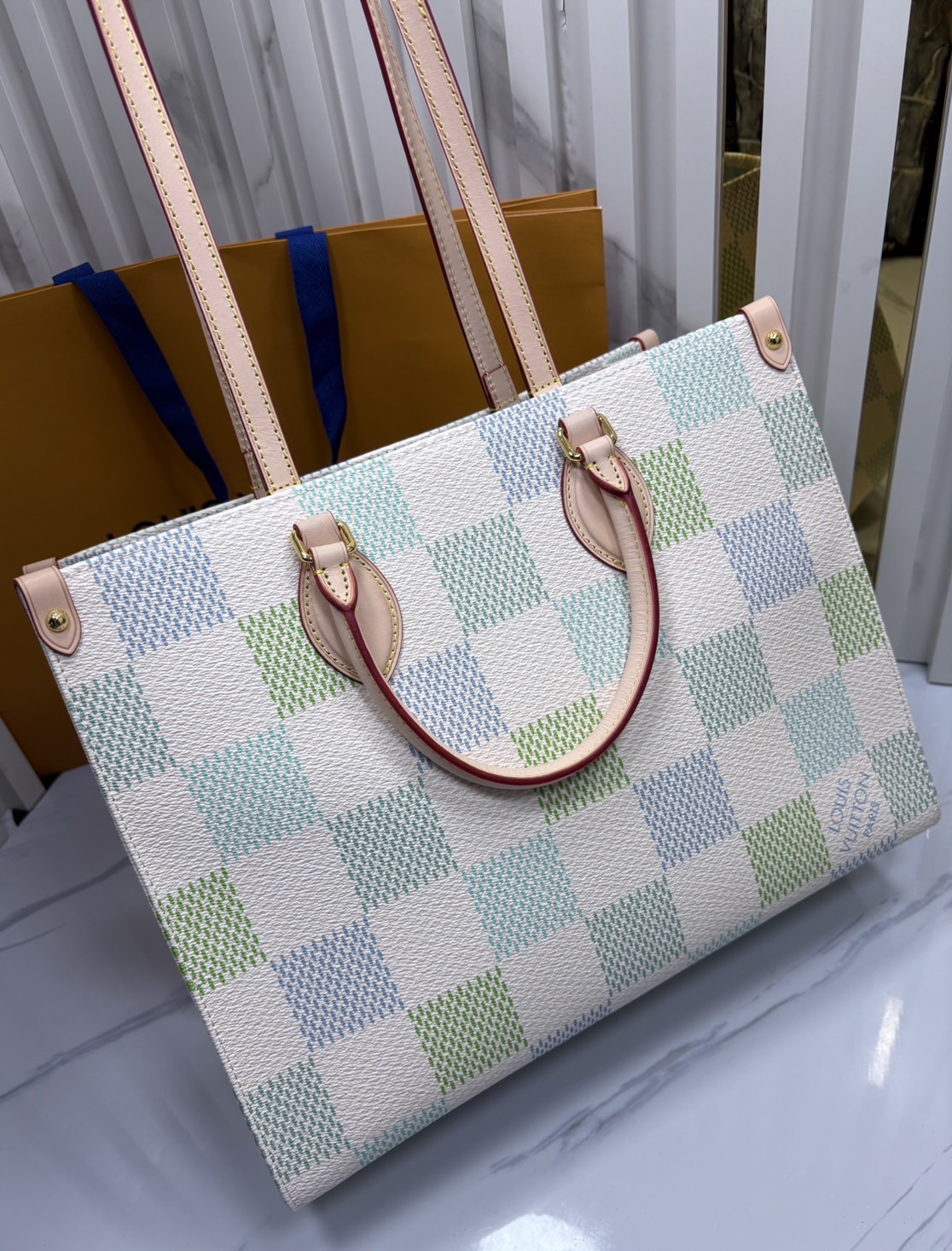 ORI หนังแท้ | LV OnTheGo MM Damier Giant Canvas Pistachio colorway กระเป๋าสะพายทรงโท้ท ดีไซน์สีพาสเทลน่าหลงไหล สวยหวานใหม่ล่าสุด