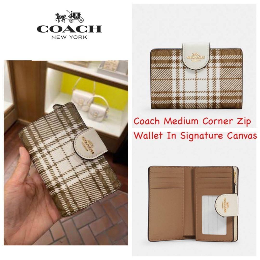 Coach Medium Corner Zip Wallet In Signature Canvas With Hunting Fishing Plaid Print (C6011) กระเป๋าสตางค์ขนาดกลางที่ถือว่าเป็นไอเทม Must Have ของทุกเพศทุกวัยที่ต้องพกติดตัวไว้ตลอดเวลา เพราะนอกจากจะช่วยจัดเก็บเงิน บัตรประชาชน บัตรเครดิตและต่าง ๆ ให้เป็นระเ