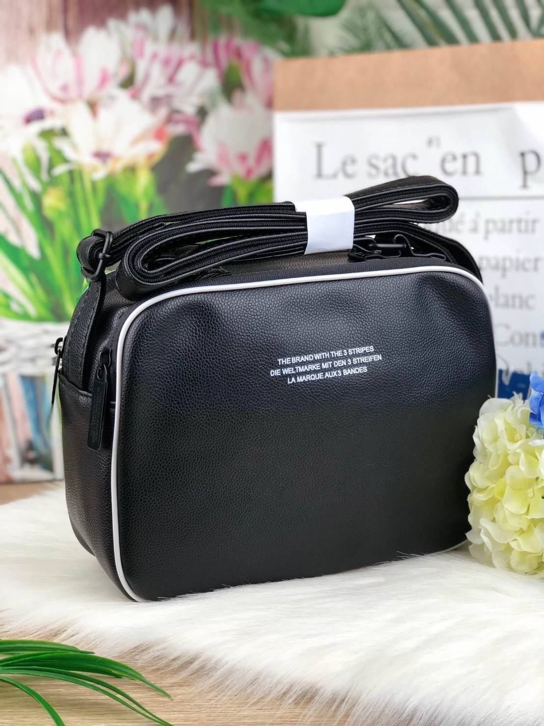 ADIDAS MINI AIRLINE VINT BAG กระเป๋าถือหรือสะพายทรง sport วัสดุ pu. นิ่ม น้ำหนักเบา ทรงสวย classic ด้านหน้ามีช่อง ซิปด้านบนแบ่ง 2 ช่องใหญ่ จุได้เยอะ ใส่ wallet ยาว, mini iPad ได้ mini พร้อมสายยาวปรับ freesize ค่ะ