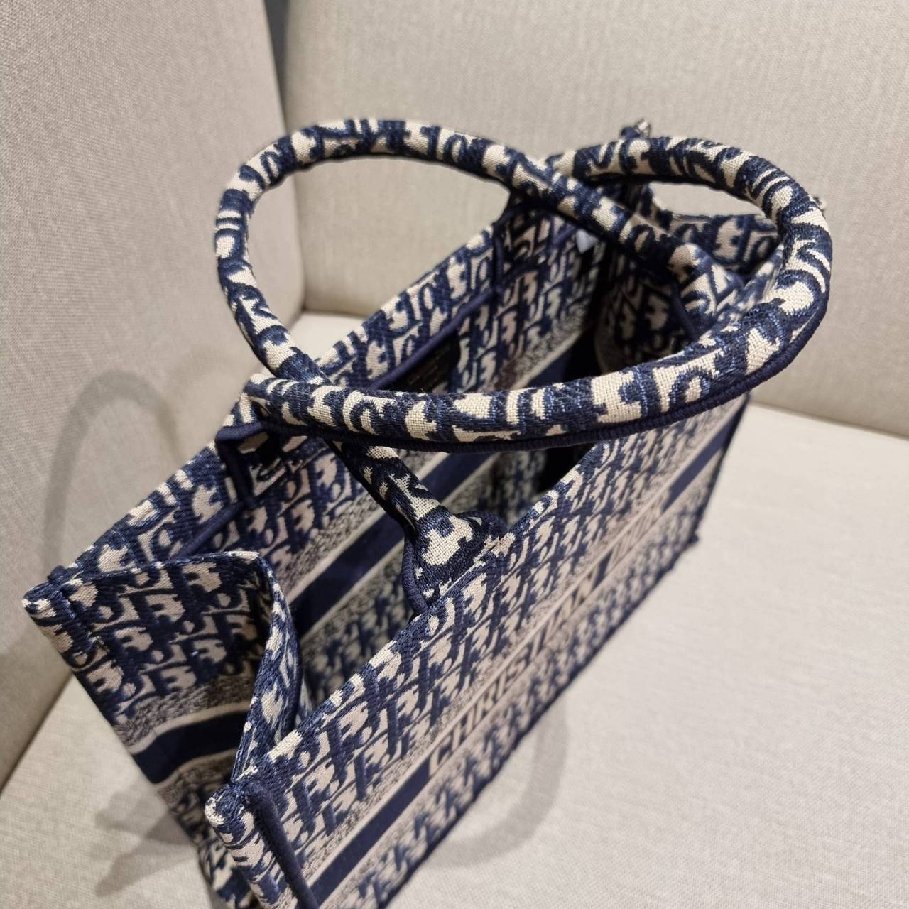 VIP 】HOT ARRIVAL!! DIOR CD SHOPPING BAG WITH GWP กระเป๋าทรงช้อปปิ้งใบใหญ่ จุใจ!! พรีเมี่ยมกิ๊ฟรุ่นดับเบิ้ลฮอต ดีไซน์คลาสสิควินเทจ สวยหรู วัสดุผ้าแคนวาสลายกราฟฟิค ภายในโล่งกว้างมากๆ ใส่ของจุสุดๆ โน้ตบุ้ค ไอแพด กระเป๋าสตางค์ มือถือ หรือเสื้อผ้ายังได้ สะพายค