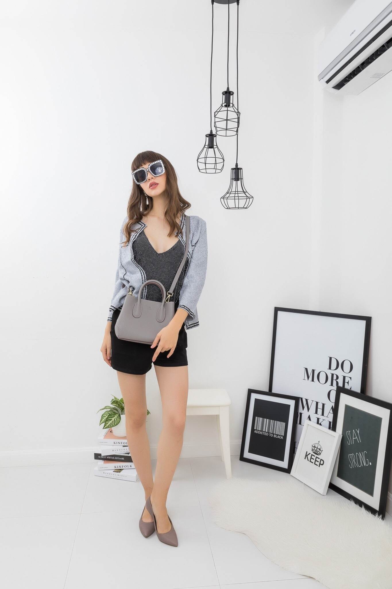 KEEP รุ่น COZY สวย ตอบโจทย์ ด้วยรูปทรงที่ เรียบหรู ทรงกระเป๋า ปรับได้ 2 แบบ เก็บทรง หรือ ขยายทรงได้ ตอบโจทย์ทุกการใช้งาน หนังกระเป๋า Saffiano อย่างดี ภายใน บุด้วย ผ้า Craft เอกลักษณ์เฉพาะ ทำให้ กระเป๋าเบา และ เพิ่มความสวยงาม ภายใน ทำช่อง แยก เฉพาะ สำหรับเ