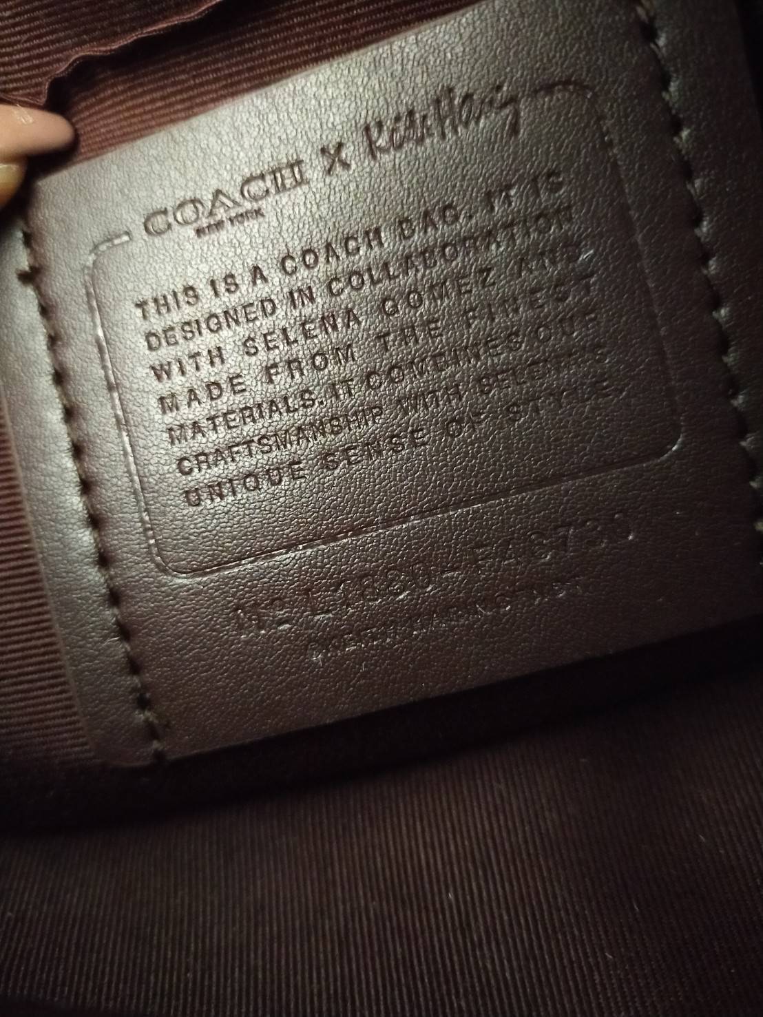 COACH KEITH HARING CANTEEN CROSSBODY IN SIGNATURE CANVAS WITH PATCHES F48730 กระเป๋าทรงกลมสุดเก๋ ไม่เหมือนใคร ตกแต่งลายให้มรความน่ารัก โดดเด่นขึ้นมา สะพายไปไหนก็สวยไม่เหมือนใคร ภายในกว้าง ใส่ของได้เยอะ กระเป๋าเปิดปิดด้วยซิป ใครย้งไม่มี รีบจับ รีบจองกันเลย