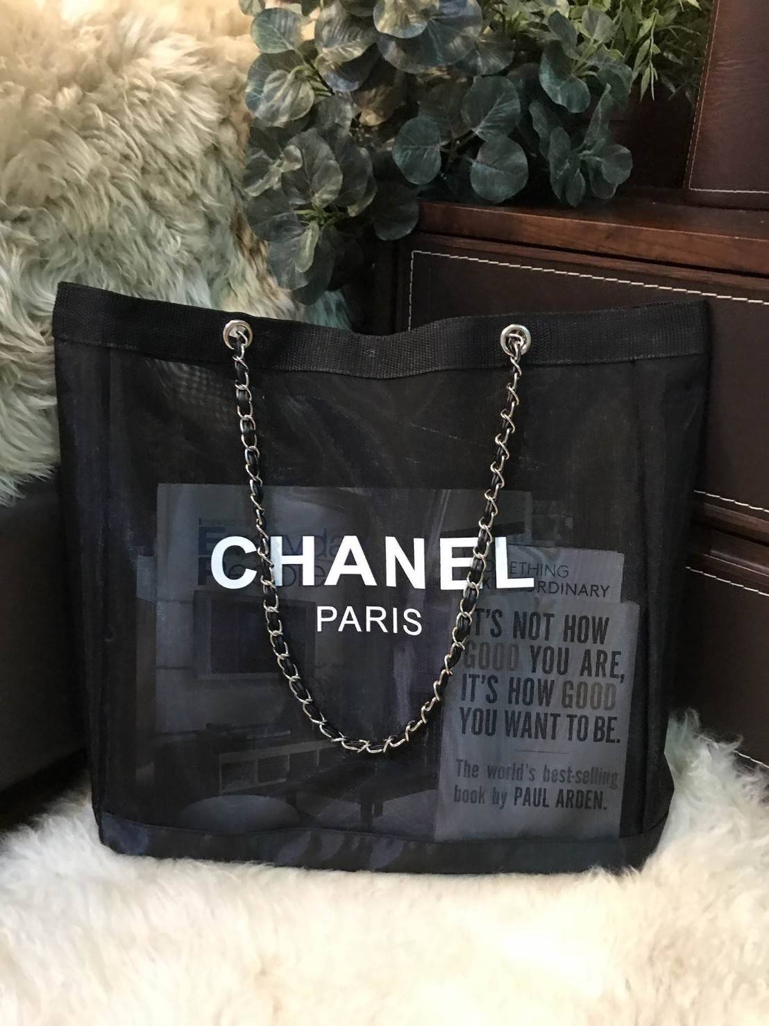 NEW! Chanel Shopping Bag With Chain กระเป๋าสะพายใบใหญ่ทรง Shopping Bag Limited Edition พรีเมี่ยมกิ้ฟของแท้นำเข้าจาก Chanel Perfume Counter ใบใหญ่วัสดุ Nylon โปร่งปั้มโลโก้แบรนด์สวยหรู เปิดปิดด้วยแถบแม่เหล็กซ่อนด้านใน บุฟองน้ำที่ฐานมาพร้อมสายสะพายโซ่ร้อยหน