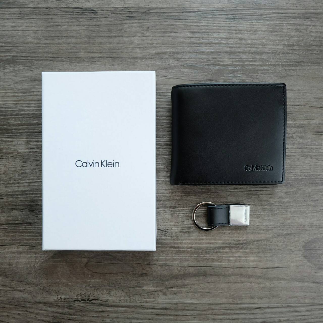 Calvin Klein Leather Bookfold with Key Fob Set กระเป๋าสตางค์ใบสั้น Set สุดคุ้มมอบให้เป็นของขวัญ หรือใช้เองก็แนะนำค่ะ