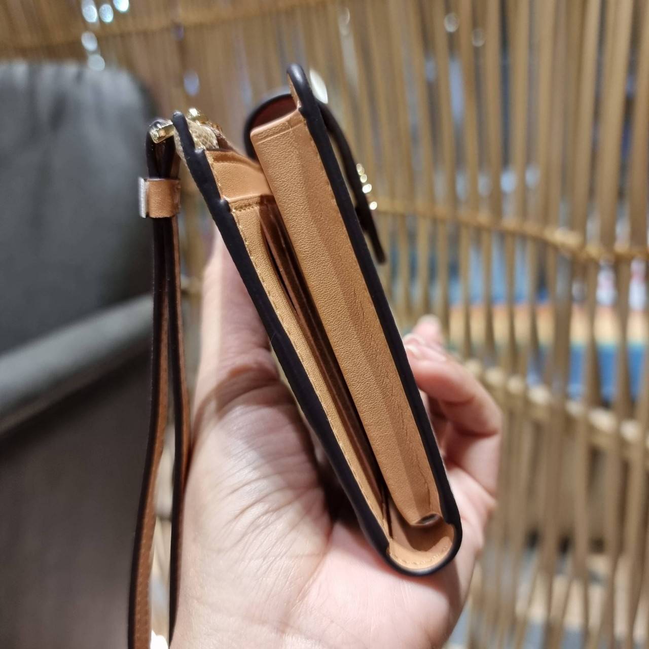 พร้อมส่ง 7 สี COACH C2874 TECH WALLET IN COLORBLOCK SIGNATURE CANVAS จัดให้สีใหม่ก่อนใคร!! ดีไซน์ใหม่ คอลเลคชั่นสวยหรู กระเป๋าสตางค์พร้อมสายคล้องมือ ง่ายต่อชีวิตมากจ้า!! มันดีอะไรเบอร์นี้ ใส่ได้ทั้งบัตร และโทรศัพท์ก็ใส่ได้ทุกรุ่น แถมยังมีช่องซิปแยกไปอีก ช