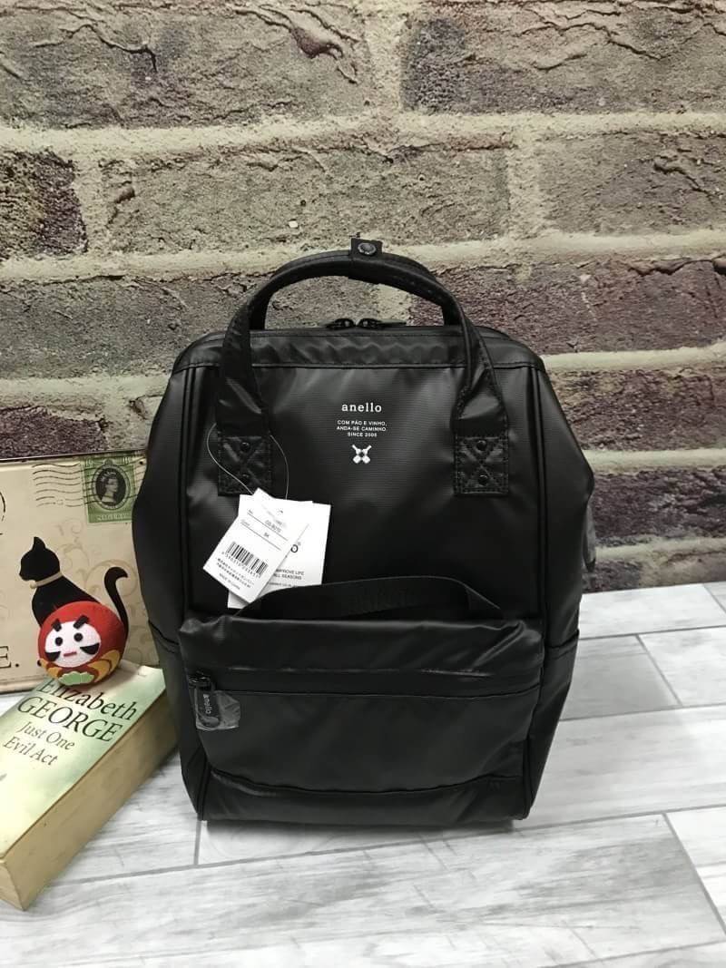 ANELLO WATER RESISTANCE “ Limited Edition “ คอลเลคชั่นใหม่ล่าสุดของรุ่นที่ขายดีติดอันดับ ผลิตจาก Polyester PVC 100%กันน้ำกันฝน ออกแบบกระทั่งช่องซิปไม่ต้องกลัวน้ำซึมผ่าน มีช่องใส่ PC Holder แบ่งช่องใส่ของเป็นสัดส่วน และเป็นระเบียบ ฟังก์ชั่นการใช้งานยังครบเ