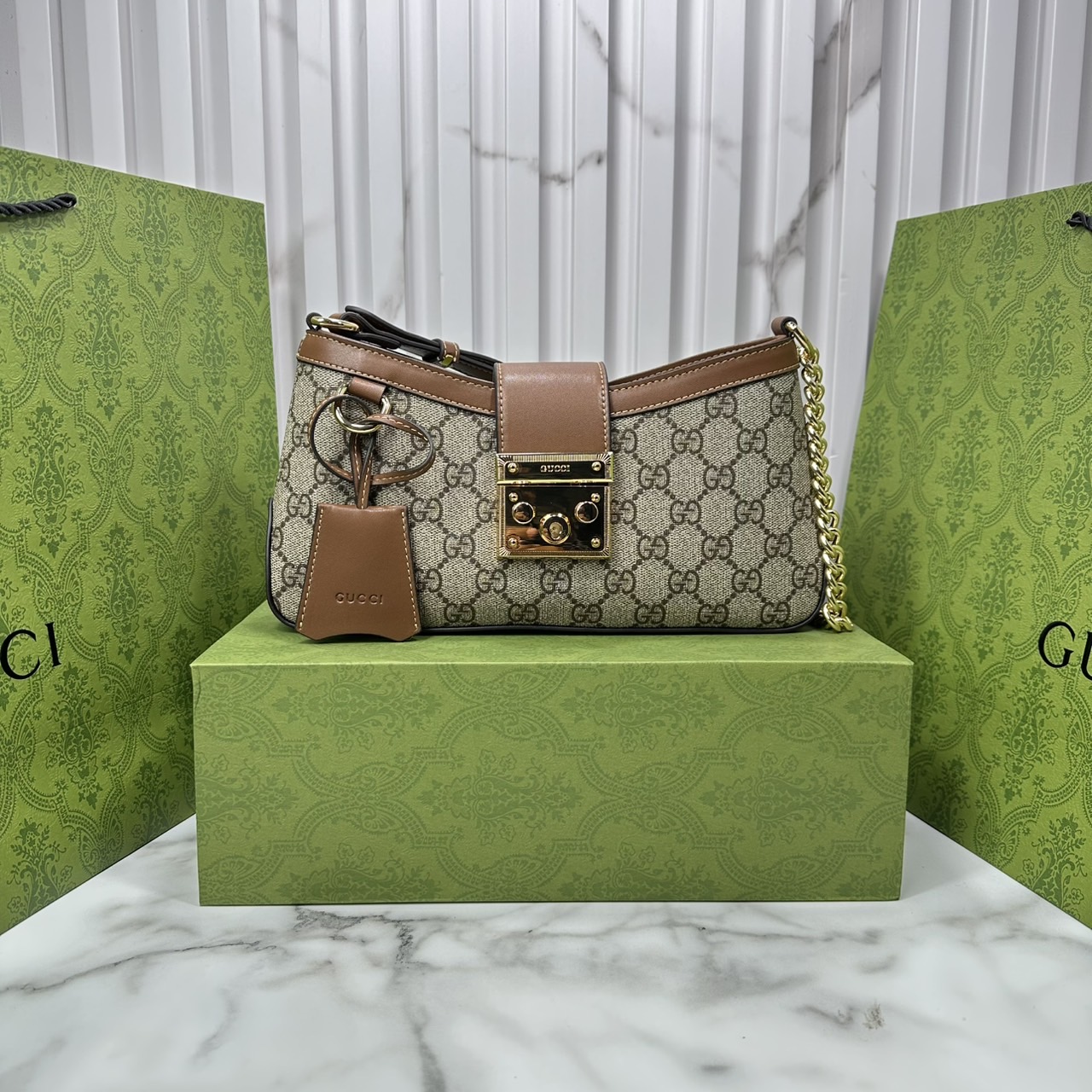 ORI หนังแท้ | GUCCI Padlock Small Shoulder Bag กระเป๋าสะพายทรงสวยวินเทจดีไซน์ไม่ซ้ำใคร หรูล้ำผู้ดี หนังแคนวาสพิมพ์ลายคมชัด ปากกระเป๋ามีแถบหนังคาดและอะไหล่กดล็อค