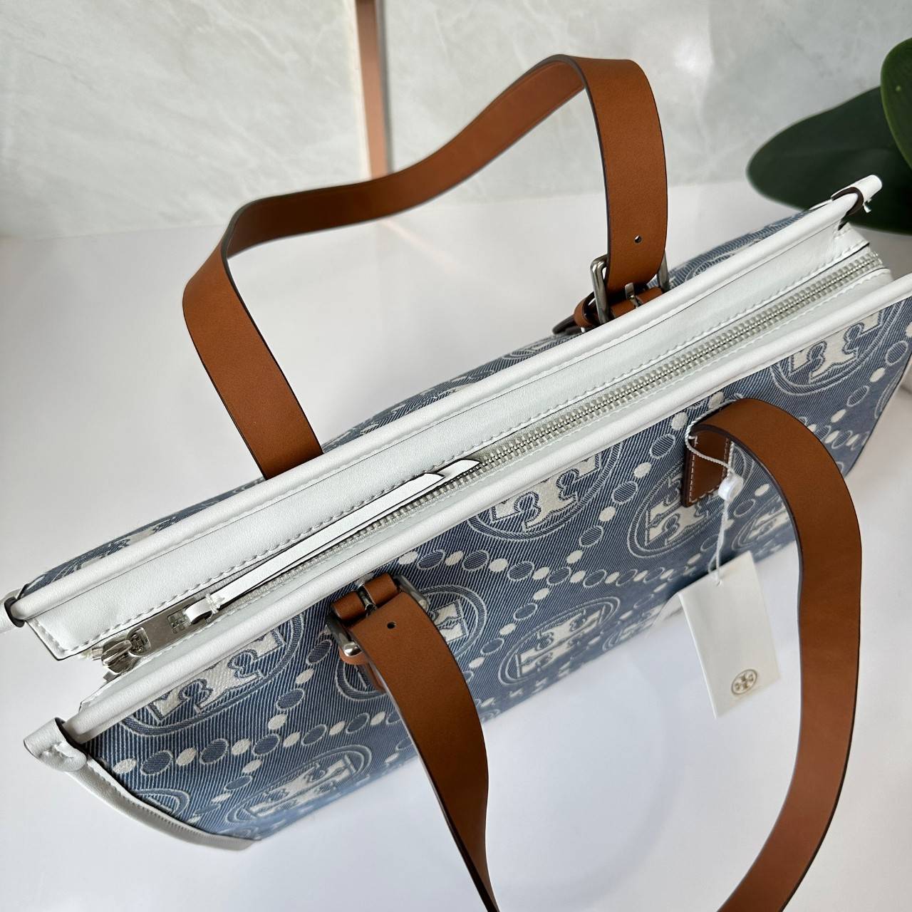 Tory Burch Small T Monogram Denim Tote / Tory Burch Demim Jacquard Small Tote คอลเลคชั่นใหม่ กระเป๋าทรงโท้ท ทรงสี่เหลี่ยมใบใหญ่ วัสดุผ้าเดนิมสลับหนังแท้ ภายในช่องโล่งกว้างจุได้เยอะ