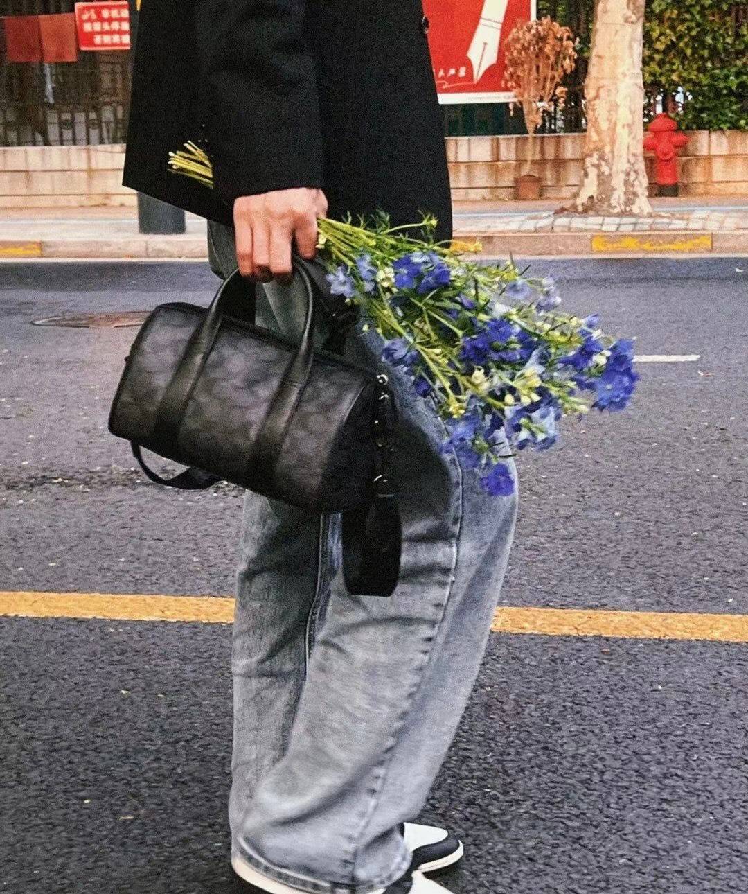 COACH GOTHAM DUFFLE 24 IN SIGNATURE CANVAS CA186 พร้อมส่ง กระเป๋าทรงหมอนรุ่นใหม่บ่าสุดปี 2022 รุ่นนี้สามารถใช้ได้ทั้งชาย//หญิง หนังแท้อย่างดี นิ่มทรงสวย มากๆค่ะ เปิด-ปิดกระเป๋าแบบซิปคู่ด้านบนมีกระดุมรวบหูหิ้วให้ด้วยนะคะ ภายในกระเป๋าสามารถใส่สัมภาระที่จำเป