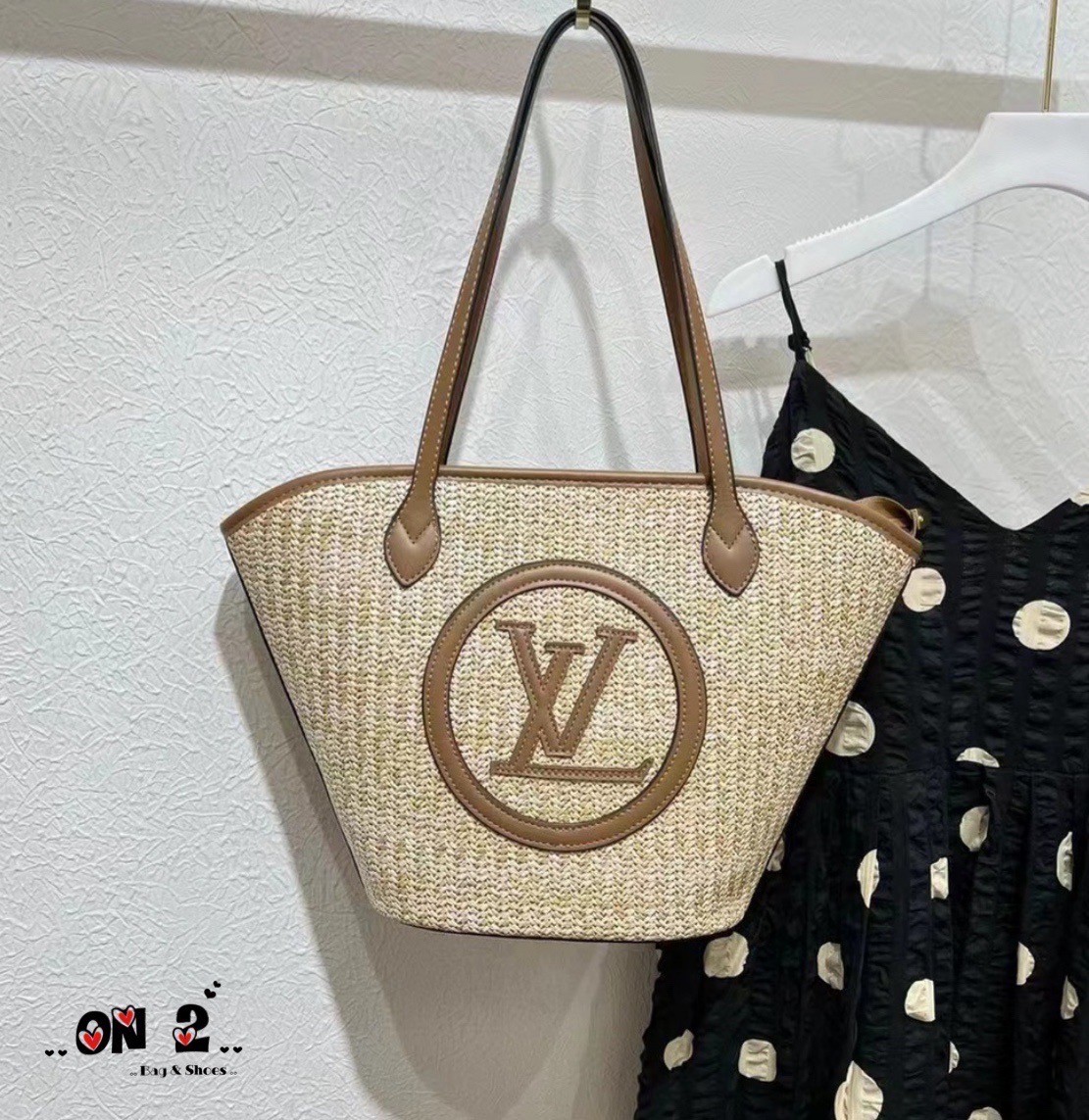 LV SAINT JACQUES TOTE BAG 25cm กระเป๋าสะพายรุ่นลิมิเต็ดหายาก ด้วยวัสดุสังเคราห์จากธรรมชาติ สานเต็มใบออกมาเป็นลวดลายสวยงาม และยังโดดเด่นด้วยโลโก้ สีโทนอุ่น