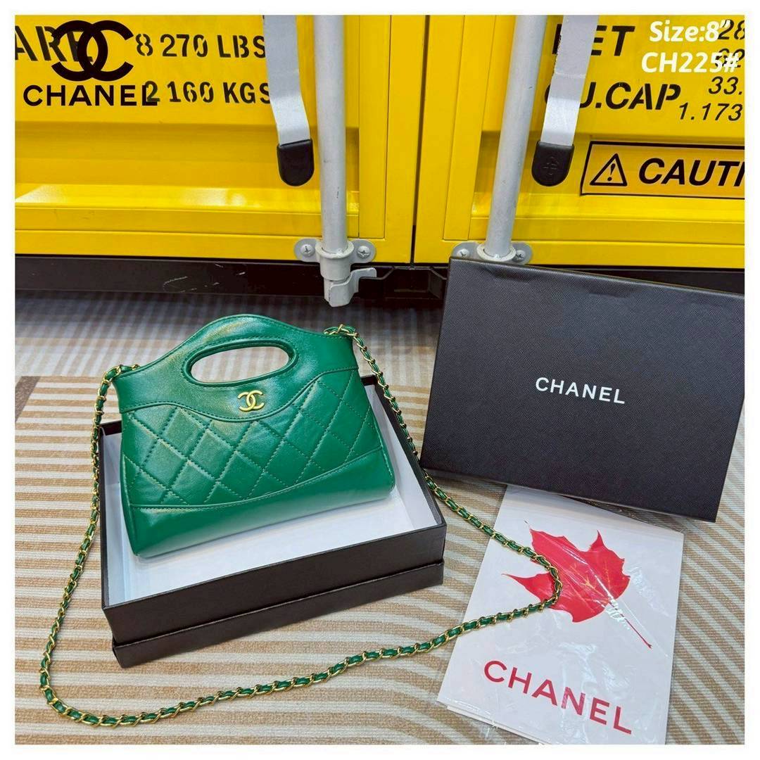 Chanel 31 Mini Shopping Bag กระเป๋าสะพายพร้อมหูจับในตัวทรงสวยมาก ขนาดกำลังดี ปุ๊กปิ๊กน่ารัก ใช้งานสะดวก แมทชุดง่าย ทุกลุค ทุกสไตล์ เป็นไอเท็มสวยรับทรัพย์ก่อนปีใหม่ได้เลย
