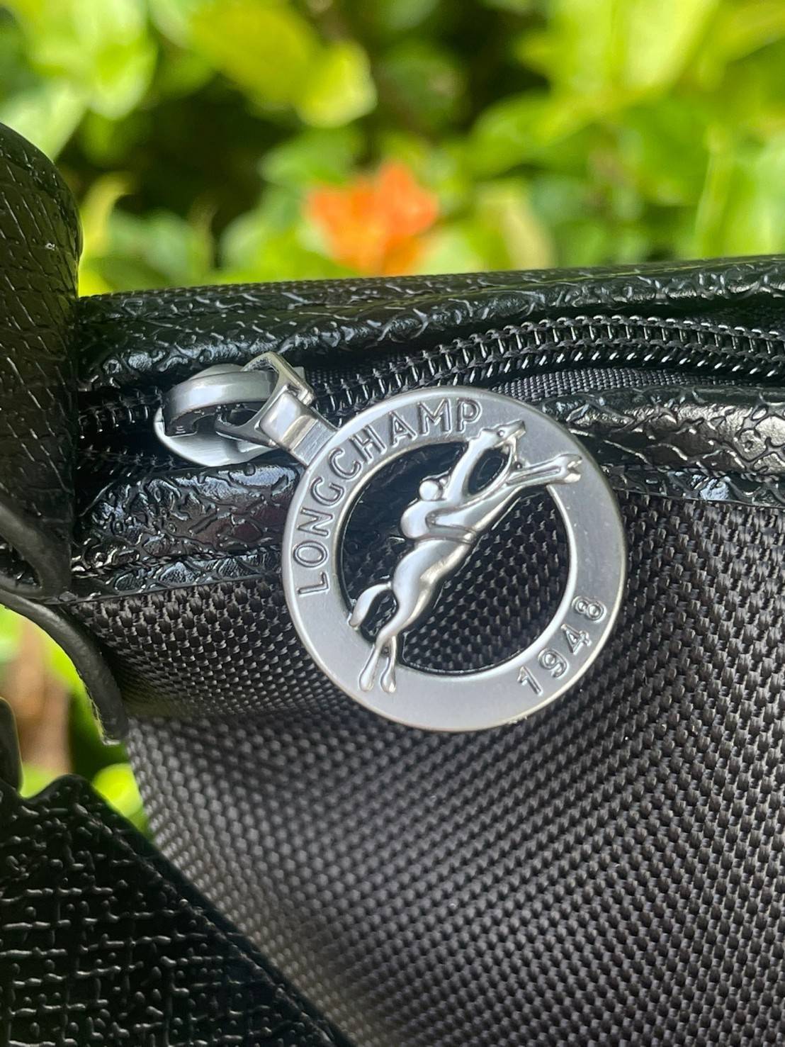 LONGCHAMP BOXFORD TRAVEL BAG L กระเป๋าเดินทางขนาดใหญ่ มาพร้อมสายสะพายที่สามารถถอดได้ ให้คุณเลือกสะพายไหล่หรือถือได้ มีซิปรูดเปิดปิดกระเป๋าที่ให้คุณมั่นใจได้ว่าคุณจัดเก็บไอเท็มของคุณได้อย่างมิดชิด บ็อคฟอร์ด (BOXFORD) สะท้อนความเป็นเอกลักษณ์ของแบรนด์ที่เปี่