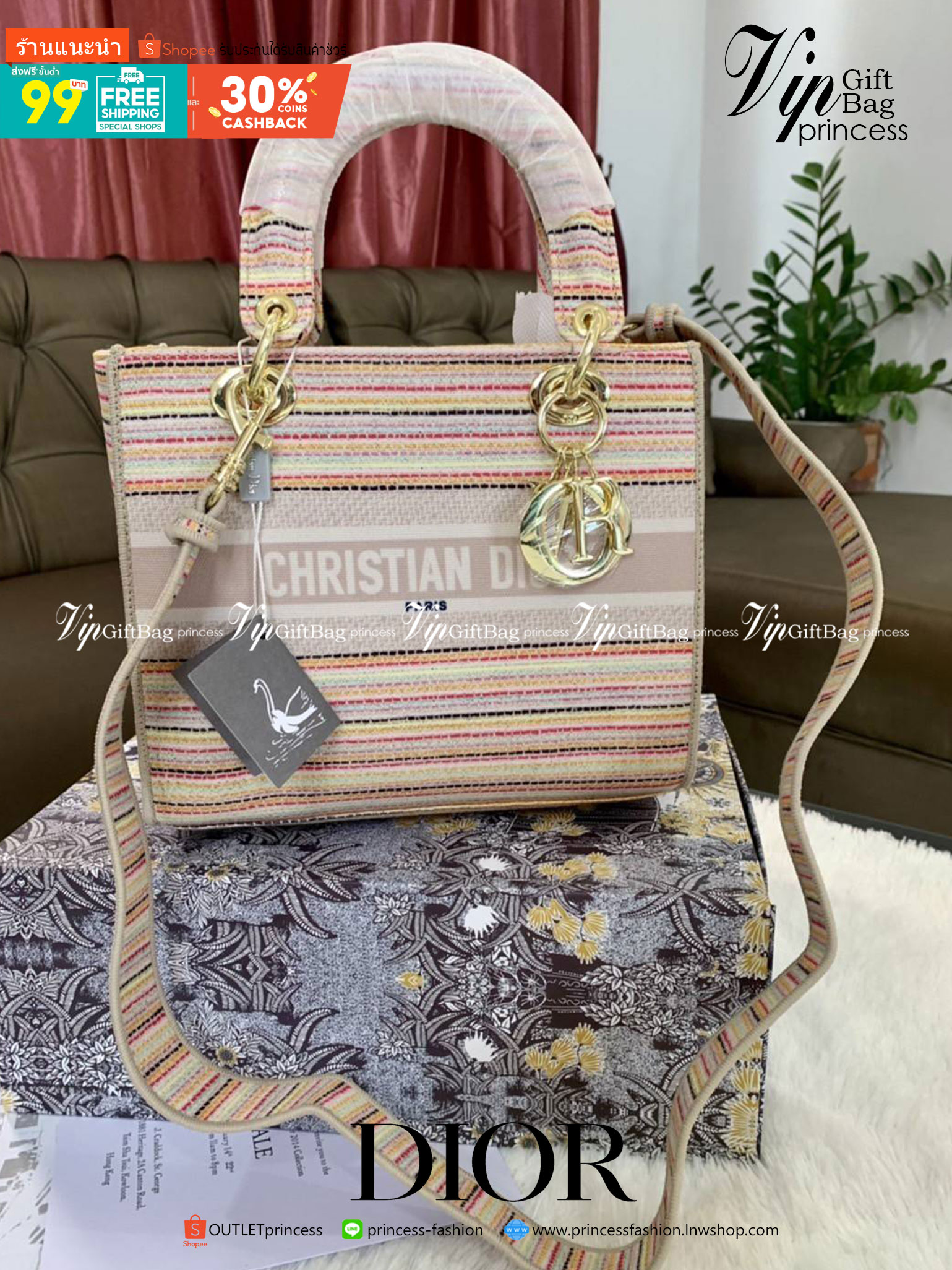 DIOR WOMEN MEDIUM LADY D-LITE BAG VIP GIFT WITH PURCHASE (GWP) พรีเมี่ยมกิ้ฟ Limited Edition จาก DIOR DUTYFREE COUNTER วัสดุหนังแท้ Calfskin หุ้มด้วยผ้า Cannage อีกชั้นและปักลวดลาย 'Dior Palm' กระเป๋า Lady D-Lite ผสมผสานความสง่างามและคลาสสิกที่เ