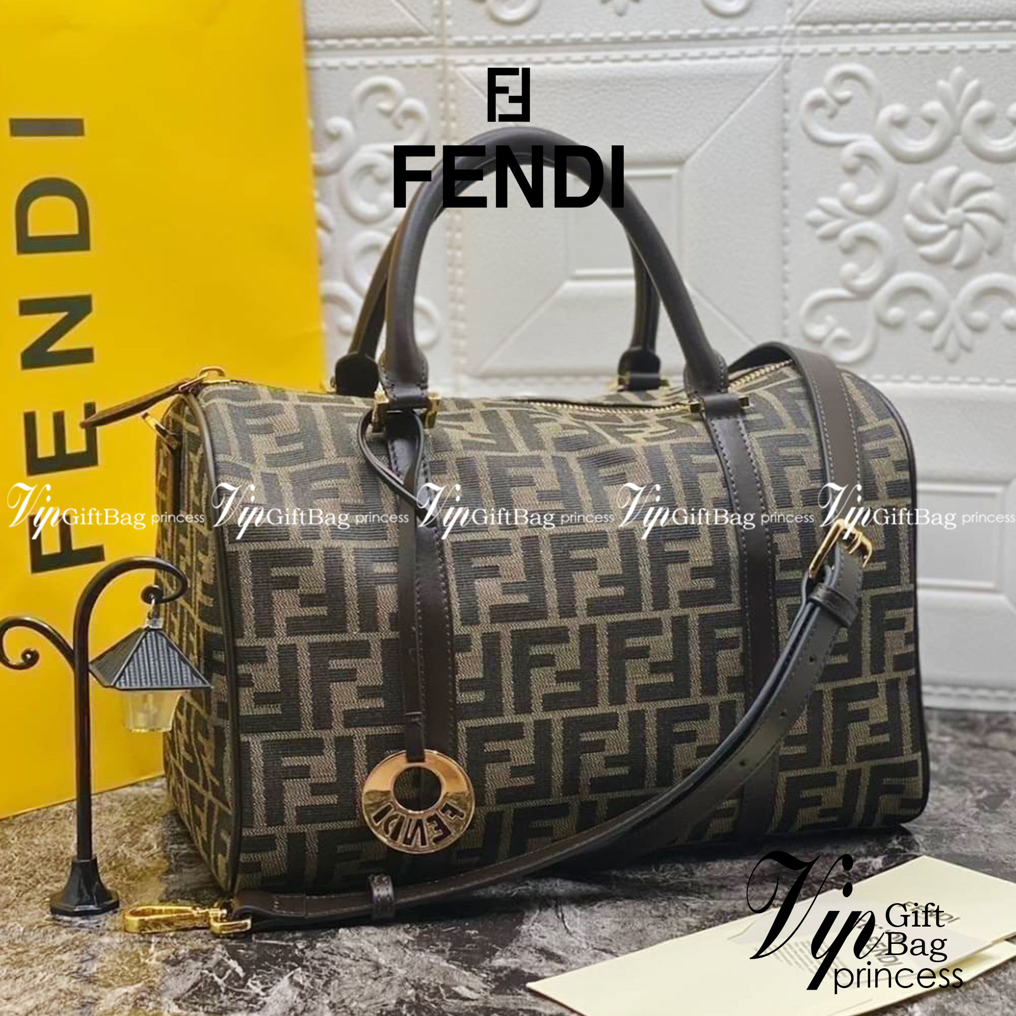 หนังแท้ Fendi Travel Bag Fendi Boston Vintage Bag พร้อมส่งที่ไทย Tobacco Zucca Canvas and Gold hardware. กระเป๋าเดินทางใบใหญ่กำลังดี ภายในโล่งกว้าง จุของได้เยอะ ภาพสินค้าถ่ายจากงานขายจริง ใช้งานต่างประเทศได้ค่ะ