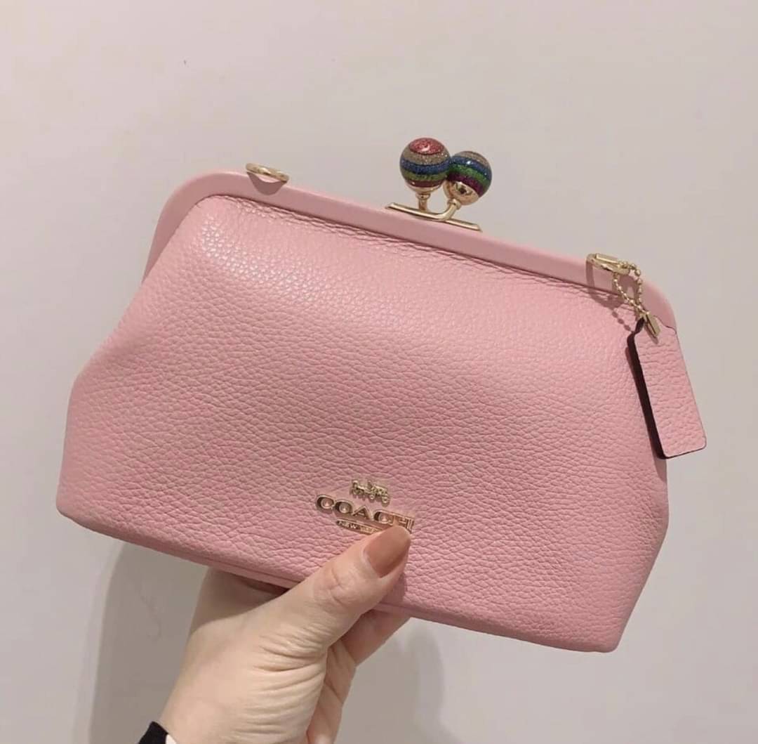 NORA KISSLOCK CROSSBODY (COACH C1451) ครอสบอดี้รุ่นนี้ น่ารักมากค่ะ ขนาดกำลังน่ารักเลยค่ะ ลูกคุณมากๆ ไม่เล็กและไม่ใหญ่มากเกินไป รุ่นนี้สามารถถอดสายสะพายได้ค่ะ ใส่ไอโพนตระกูลพลัสได้ ใส่กระเป๋าสตางค์ใบเล็กได้สบายๆเลยค่ะ