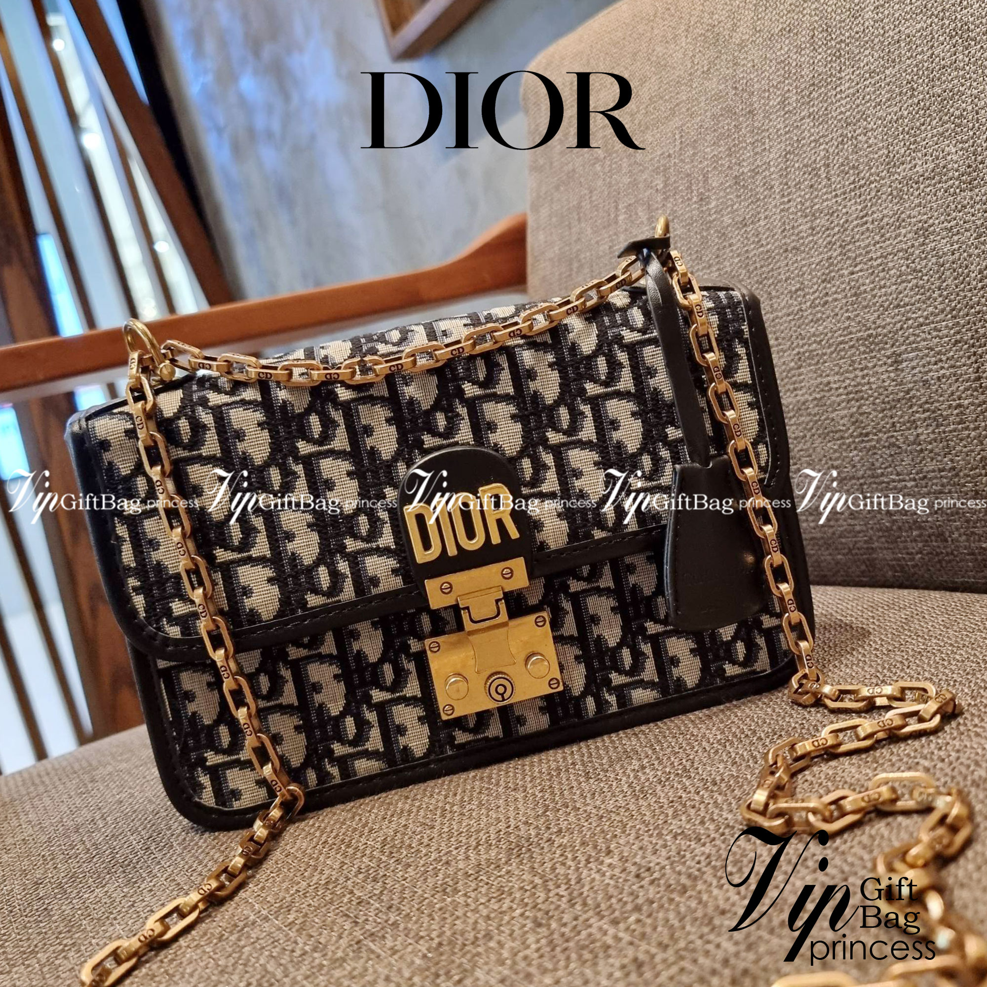 DIOR CD ADDICT FLAP BAG กระเป๋าสะพายดีไซน์คลาสสิค สวยผู้ดี โดดเด่นด้วยโลโก้และอะไหล่ตัวล็อคสีทอง เพิ่มดีเทลความหรูขึ้นไปอีก วัสดุผ้าแคนวาสทอลวดลายเอกลักษณ์ ภายในเป็นช่องโล่ง มีช่องซิป สายสะพายโซ่ในตัว ปรับใช้ได้ 2 แบบ สะพายข้าง หรือสะพายโซ่คู่ที่ไหล่ก็สะด
