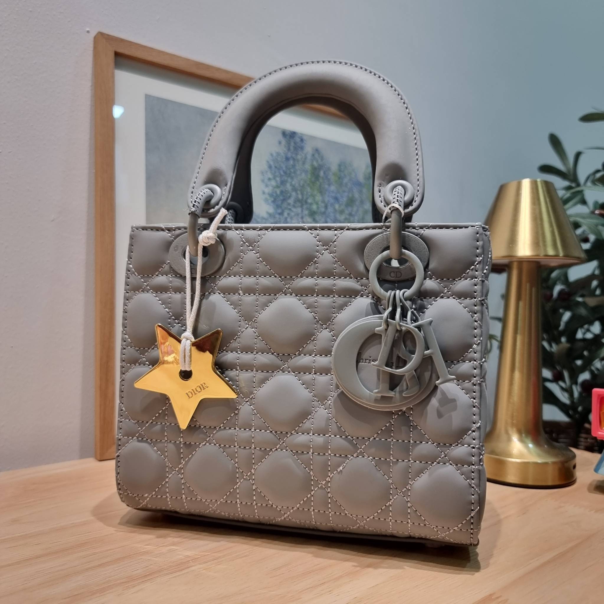 SMALL LADY DIOR MY ABCDIOR BAG Ultramatte Cannage Calfskin / CD LADY ULTRAMATTE BAG พร้อมส่ง กระเป๋าสะพายข้าง ดีไซน์เรียบง่าย แต่แฝงไปด้วยความหรูหรา ทรงกล่องคลาสสิค โดดเด่นด้วยพวงกุญแจอะไหล่สีเดียวกับตัวกระเป๋า ผิวแมทท์ ลายเส้นซ้อนทับสวยงาม