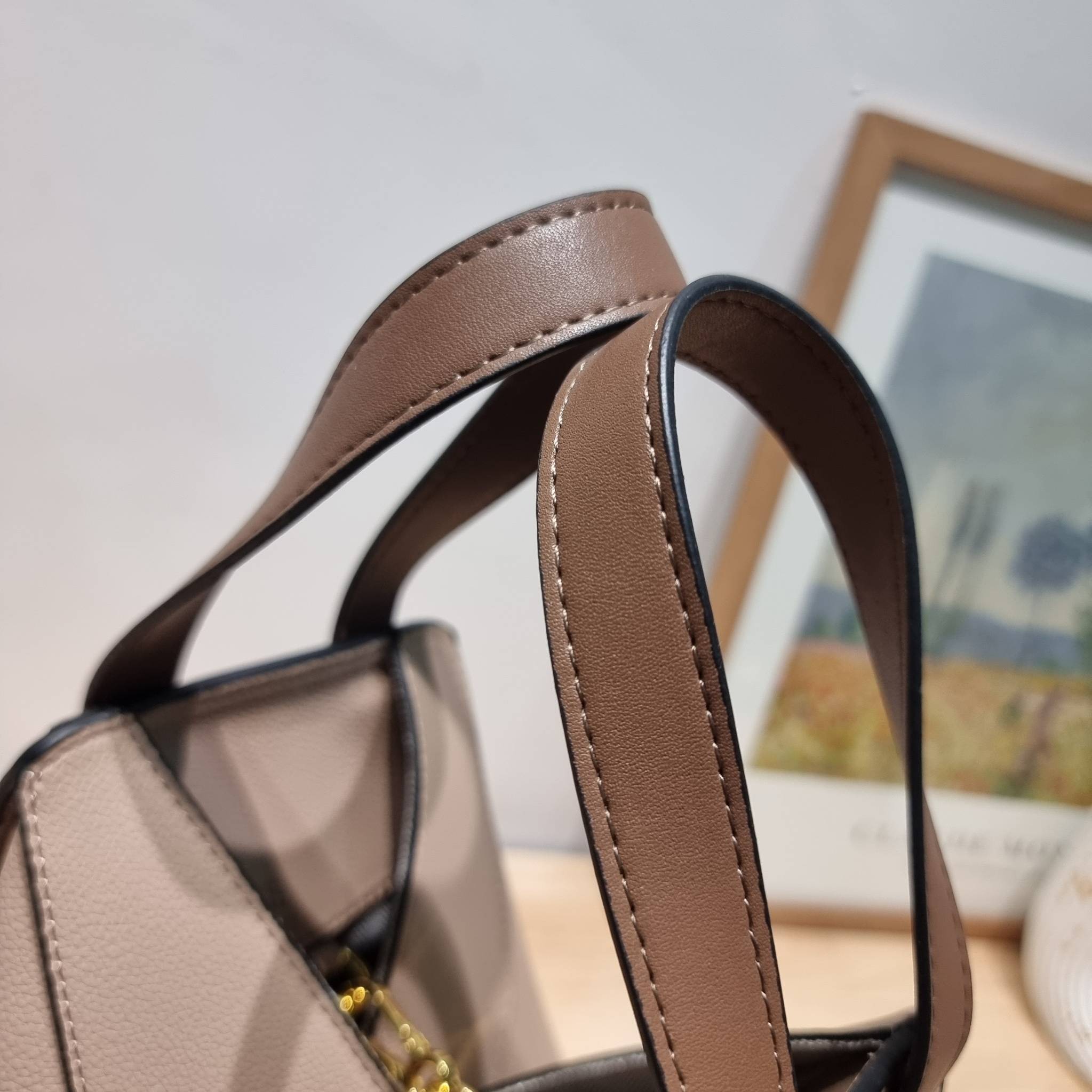 LOEWE SMALL HAMMOCK IN SAND GRAINED LEATHER คอลสุดฮิต ไอเท็มยอดนิยม ที่ใครๆก็ใช้กัน!! กระเป๋าสะพายดีไซน์สุดแซ่บ ที่สามารถปรับเปลี่ยนรูปทรงได้หลากหลาย