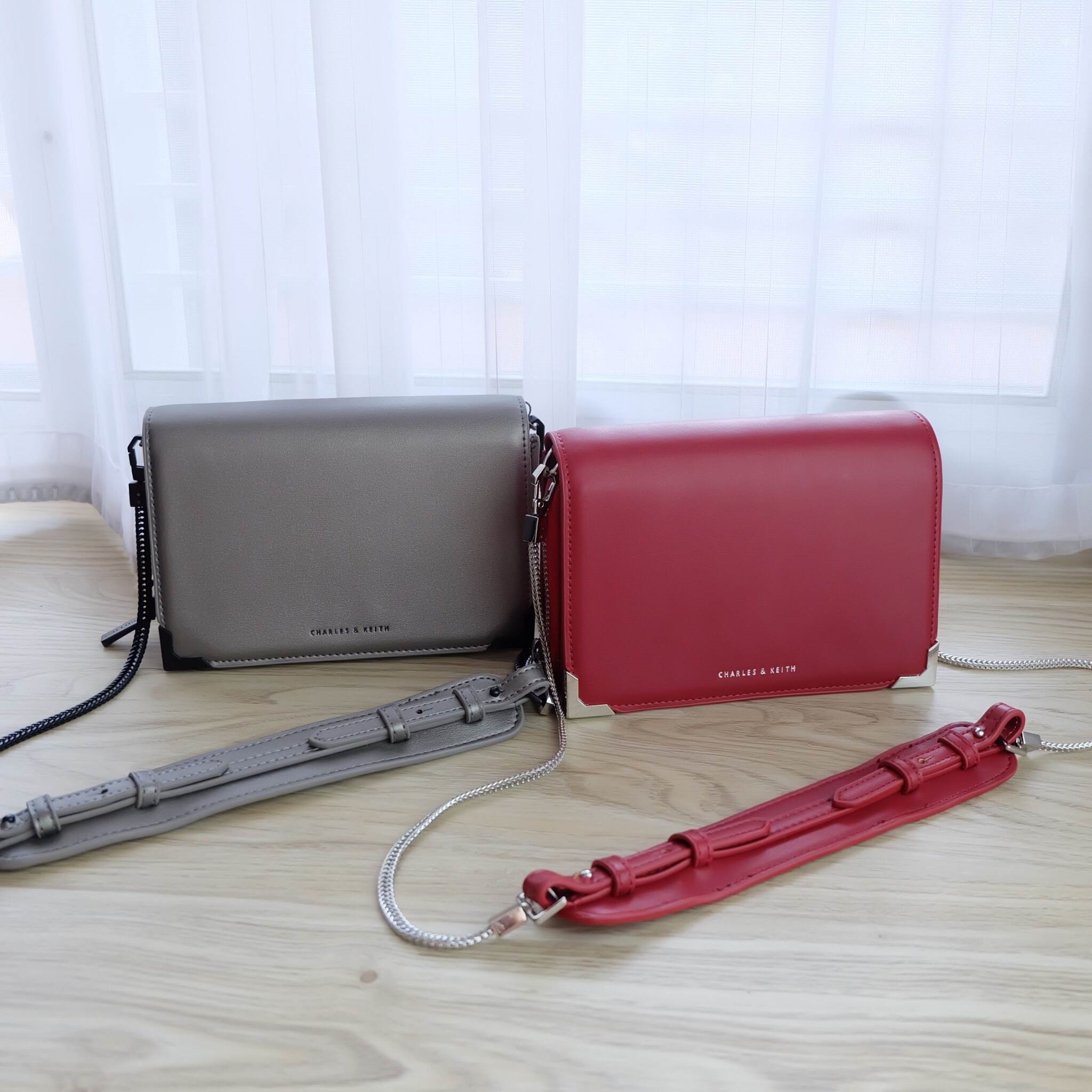 Charles & Keith Front Flap Sling Bag กระเป๋าทรงเหลี่ยมน่ารัก ตกแต่งด้วยโลหะที่มุมกระเป๋า - เปิด - ปิดด้วยกระดุมแม่เหล็ก - ด้านในแบ่งออกเป็น 3 ช่องใหญ่ ช่องกลางเป็นช่องซิป - มีช่องใส่ธนบัตร ช่องซิปใส่เหรียญ ช่องใส่บัตร ใส่มือถือ i7+ ได้ค่ะ - มาพร้อมสายสะพา