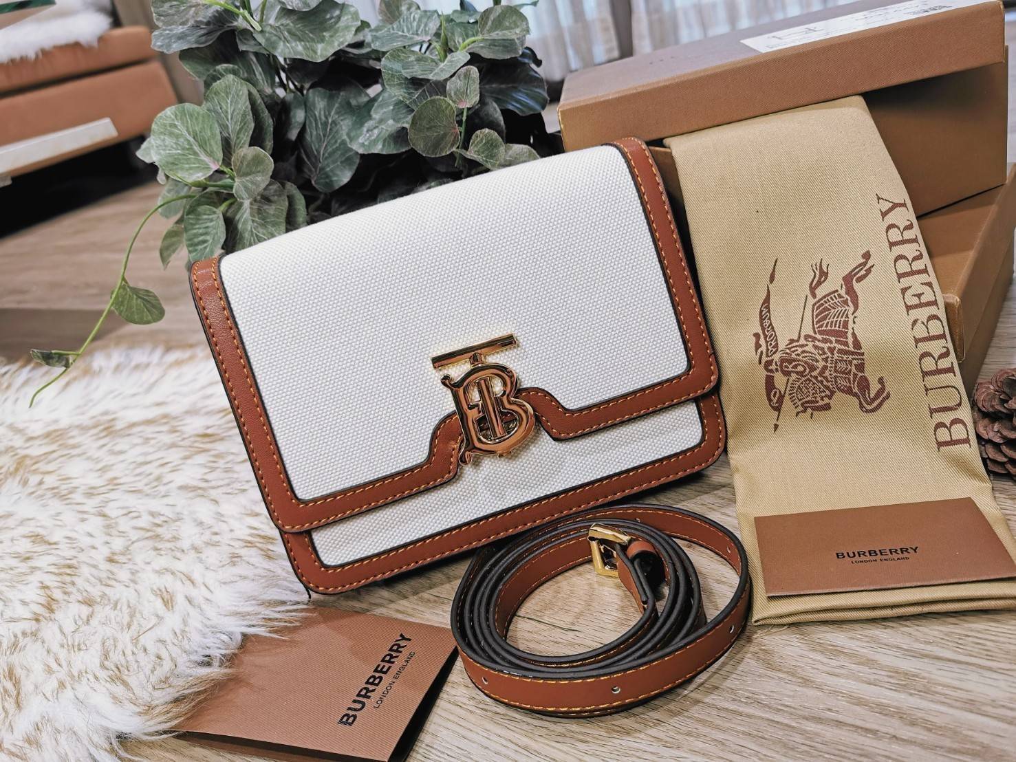 พรีเมี่ยมกิ๊ฟแท้ 100% 】BURBERRY FRAGRANCES CROSSBODY BAG VIP GIFT WITH PURCHASE (GWP) พรีเมี่ยมกิ๊ฟ Limited Edition จากน้ำหอม BURBERRY วัสดุ Canvas & Leather ทรงเหลี่ยมสวยหรูอยู่ทรงมีโลโก้แบรนด์ด้านหน้า เปิดปิดด้วยฝาปิดมีสัญลักษณ์รูปตัวB ภายในมีช่องแบ่งเป