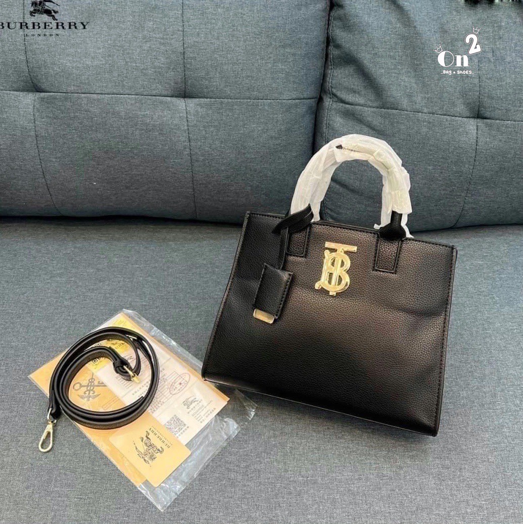 VIP 🥂 Burberry Mini Leather Frances Bag / Burberry shoulder bag กระเป๋าสะพายทรงtote หน้าติดอะไหล่แบรนด์สีทองหรู งานจริงสวยเลอค่ามากๆไม่ผิดหวัง Rare items เด็ดๆแบบนี้ห้ามพลาดนะคะ!