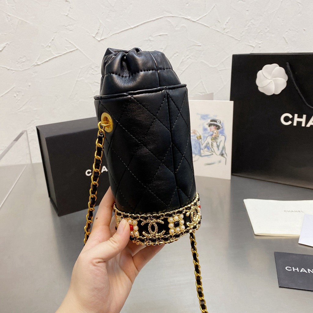 VIP 】CHANEL mini bucket bag น้องคนสวยมาใหม่จ้า รุ่นใหม่กริ๊บ!!ละมุนคุณหนูต้องมาแล้วแหละ กระเป๋าทรงถังไซส์มินิ ใช้งานง่ายด้วยการรูดหนังปิดรอบปากกระเป๋า ทุกอย่างลงตัวที่สุด!! น่ารักมากๆ หนังลายคลาสสิคแต่งมุกอะไหล่ทองขอบล่าง เปิดแบบหูรูด มาพร้อมสายสะพายนาวคร
