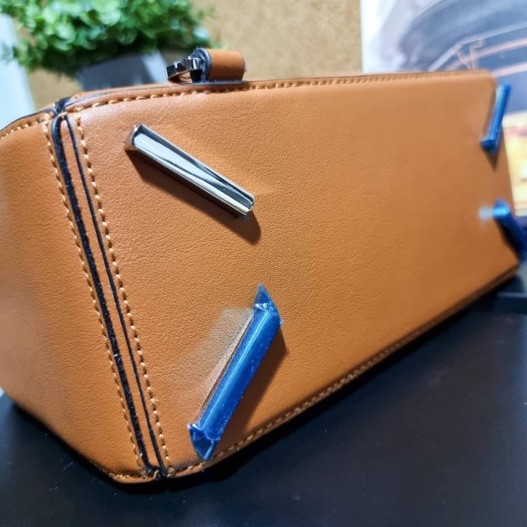 VIP 】LOEWE LA PALME PUZZLE BAG IN CLASSIC CALFSKIN คอลเลคชั่นใหม่!! กระเป๋าสะพายข้างทรงกล่อง สไตล์พัซเซิล ให้ฟีลลิ่งเหมือนตัวต่อ ดูดีได้ทุกที่แค่มีใบนี้ รอบนี้ดีไซน์พริ้นท์ลายต้นปาล์มเก๋ๆ ซัมเมอร์ยังต้องมา วัสดุหนังวัวฟอกสี เปิดใช้งานด้วยซิป ที่ภายในโล่งพ