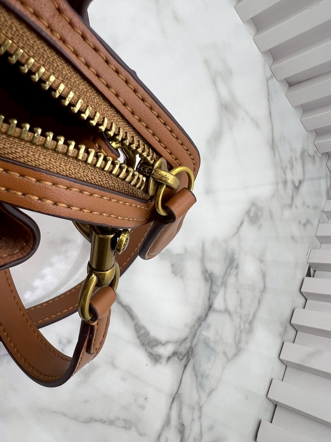 ORI หนังแท้ | Coach Soft Empire Carryall Bag 28 กระเป๋าสะพายทรงโฮโบ รุ่นใหม่ล่าสุด ดีไซน์เรียบง่าย สะพายไปคาเฟ่ ไปเที่ยวถ่ายรูปสวยๆ คือเหมาะสุดๆ หูสะพายยาว พอดีไหล่ ภายในแบ่งสัดส่วนไว้ดี ใบจริงหนังสวยมากๆ