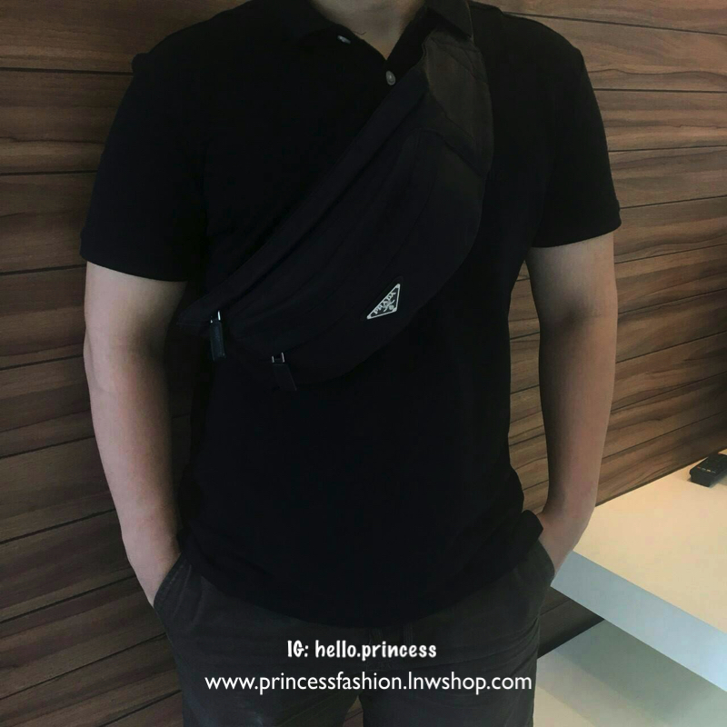 New Must Have Now อีกหนึ่งรุ่น Prada เหมาะกับท่านชาย เป็นอย่างยิ่ง กับกระเป๋าคาดอก / คาดเอว ทรงสวย จากงานพรีเมี่ยมกิ้ฟจากแบรนด์ PRADA ทรงฮิต วัสดุผ้า NYLON คุณภาพดี กันน้ำ100% ใส่ของได้หลากหลาย ตัวกระเป๋าอะไหล่สีเงิน ตัวล้อคปั้มจมแบรนด์สุดหรู ด้านมาพร้อมซ