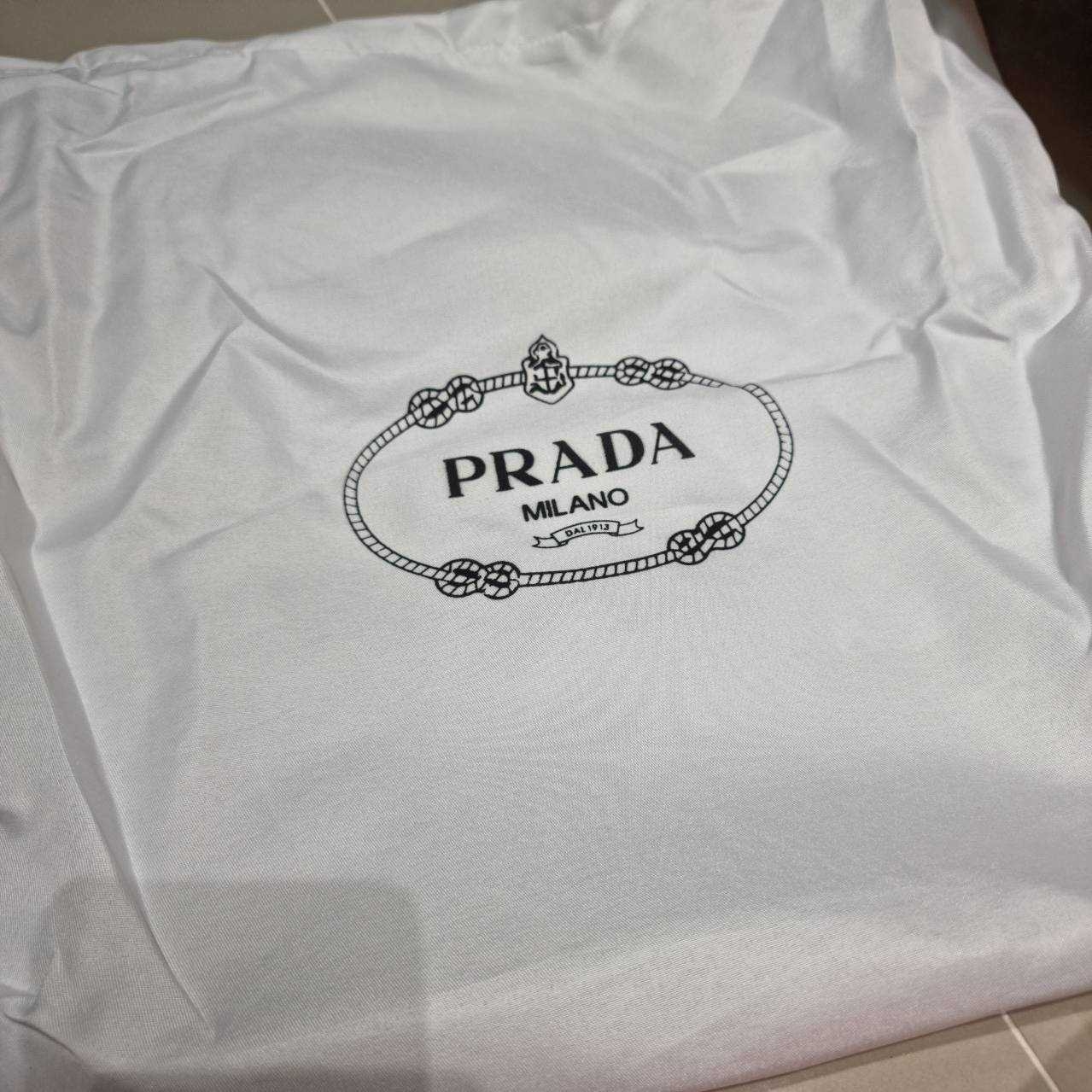 พร้อมส่ง 2 สี PRADA MEDIUM LEATHER HANDBAG กระเป๋าสะพายไหล่ดีไซน์เก๋และมาแรงมาก สาวๆหนุ่มๆติดแกลมต้องไม่พลาด สวยดูแพง