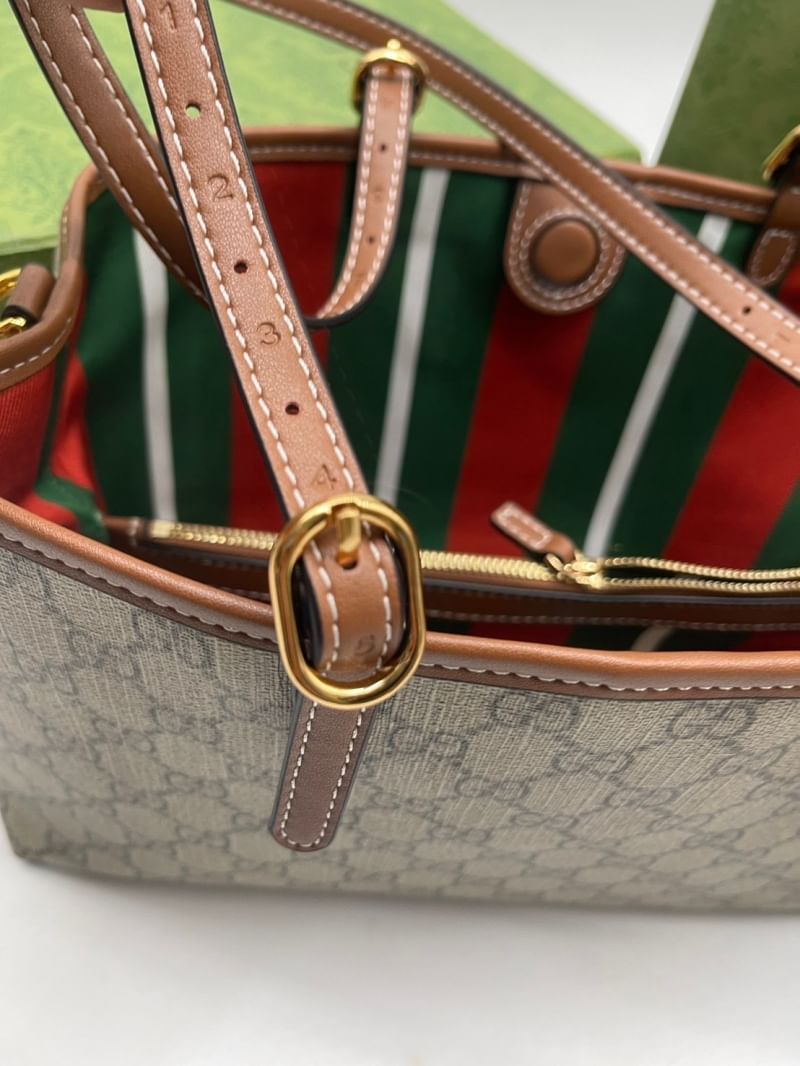 GUCCI GG Emblem small tote bag กระเป๋าทรงโท้ทสะพายไหล่รุ่นใหม่ ขนาดกำลังสวย ใส่ของได้แบบจุกๆ หูสะพายปรับและถอดออกได้ เก๋มากๆ คลาสสิคไม่มีเบื่อ