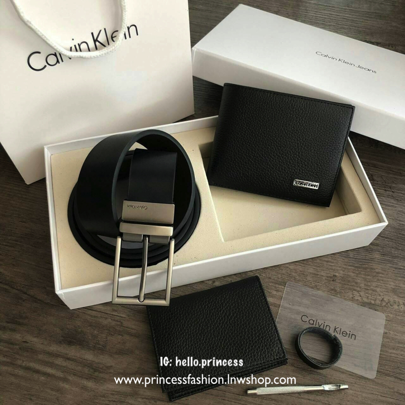 Calvin Klein Leather Belt & Wallet Set เซตสุดคุ้ม จะะมอบเป็นของขวัญหรือใช้เองก็แนะนำเลยค่าา อุปกรณ์ : มาพร้อมถุงกระดาษแบรนด์ + กล่องแบรนด์ + ที่เจาะรูเข็มขัด + ห่วงเข็มขัด