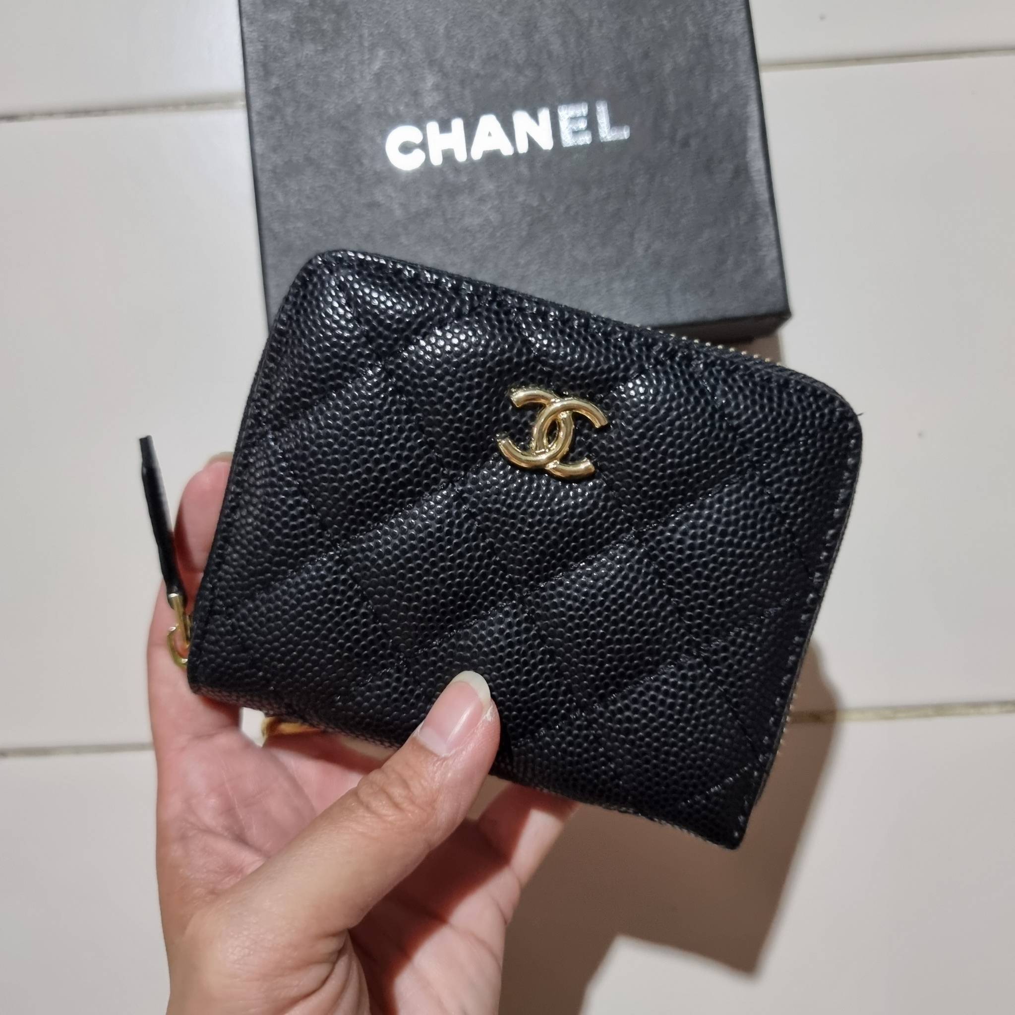 กระเป๋าสตางค์ใบสั้นรุ่นซิปรอบ จาก Chanel เรียบหรู ดูไฮน์ วัสดุหนังสังเคราะห์ลายคาร์เวีย ด้านในเป็นหนังซาฟเฟียโน่ เปิด-ปิดด้วยซิป รูดใช้งานง่าย ภายในกระเป๋ามีช่องใส่บัตร ใส่ธนบัตรได้ (แบบพับ) ดีไซน์เรียบหรูตามสไตล์ ใช้แล้วเฮง ใช้แล้วรวย จัดเลยจ้าา 🥰