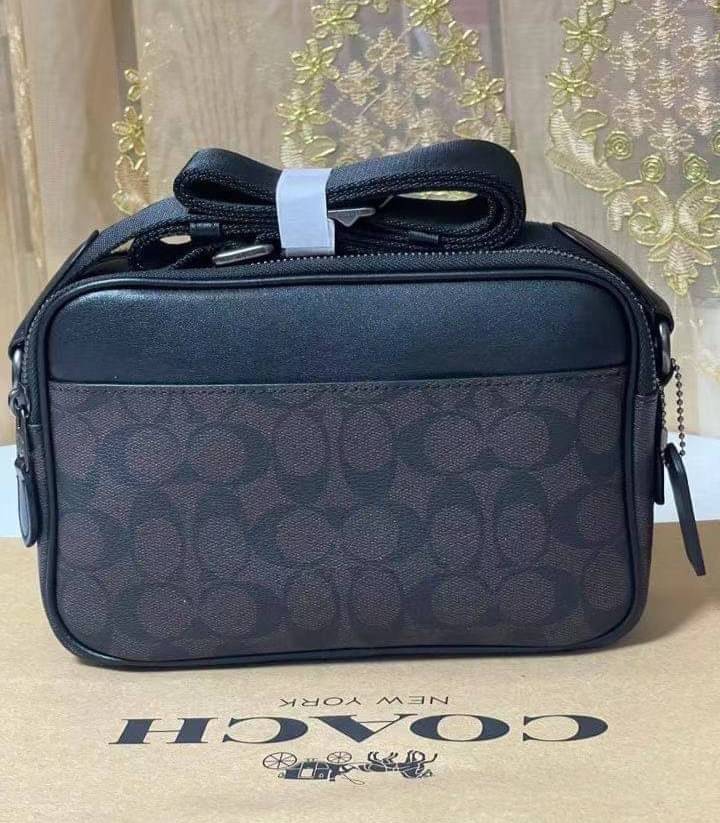 COACH GRAHAM CROSSBODY IN SIGNATURE CANVAS (COACH C4149) กระเป๋าครอสบอดี้รุ่นยอดฮิตสำหรับหนุ่มๆ ที่สาวๆก็ใช้ได้!! รูปทรงดีไซน์คลาสสิค ใช้งานสะดวก วัสดุหนังแคนวาสเคลือบลาย เปิด-ปิดด้วยซิป ภายในเป็นช่องโล่ง ใส่ของสำคัญได้ครบ สายสะพายปรับได้ตามตัว มีมาให้ช้อ